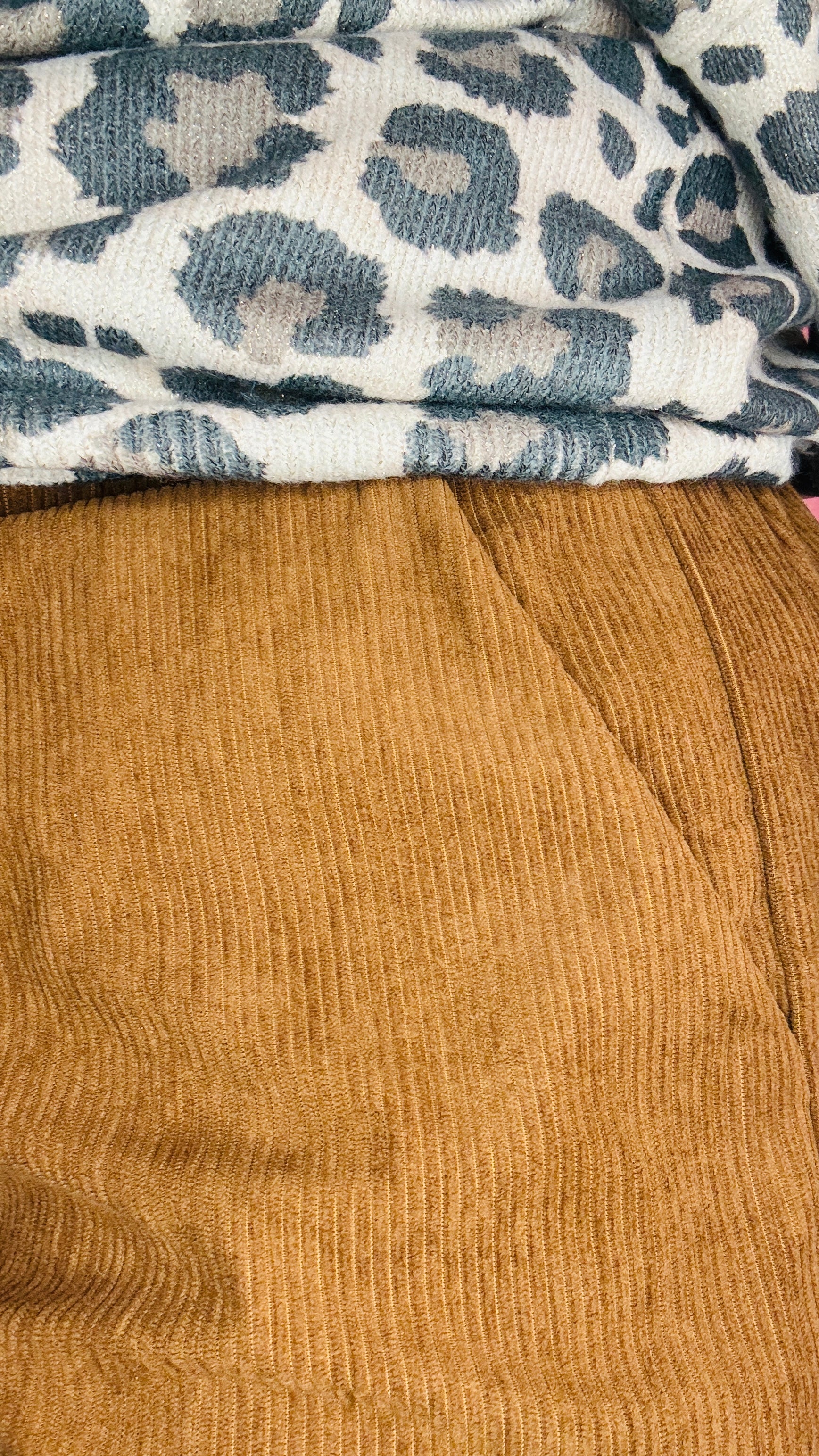 Ce short grande taille en velours camel est le choix idéal pour celles qui veulent combiner confort et style avec un look rock et naturel, parfait pour toutes les occasions.