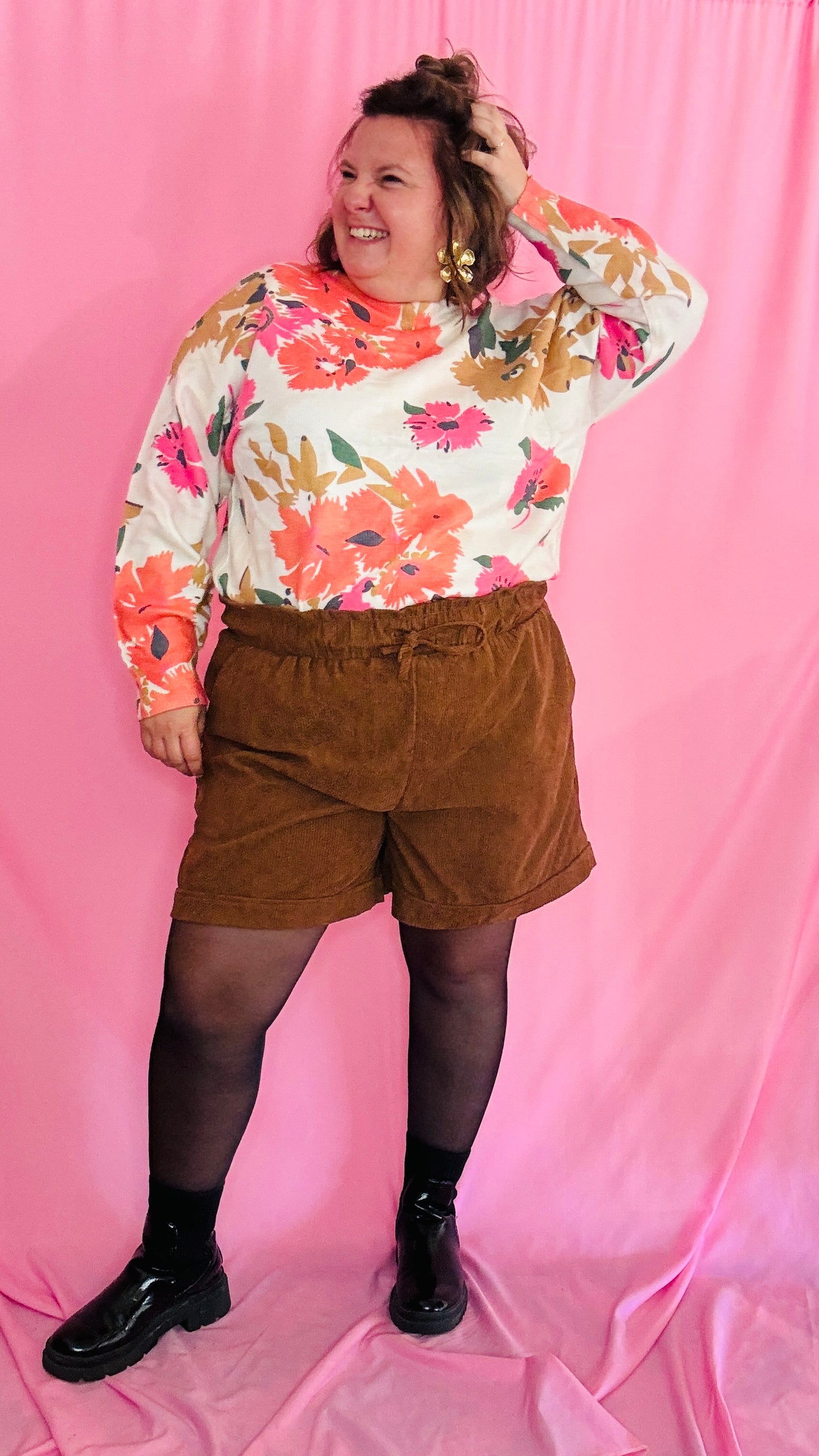 Ce short grande taille en velours camel est le choix idéal pour celles qui veulent combiner confort et style avec un look rock et naturel, parfait pour toutes les occasions.