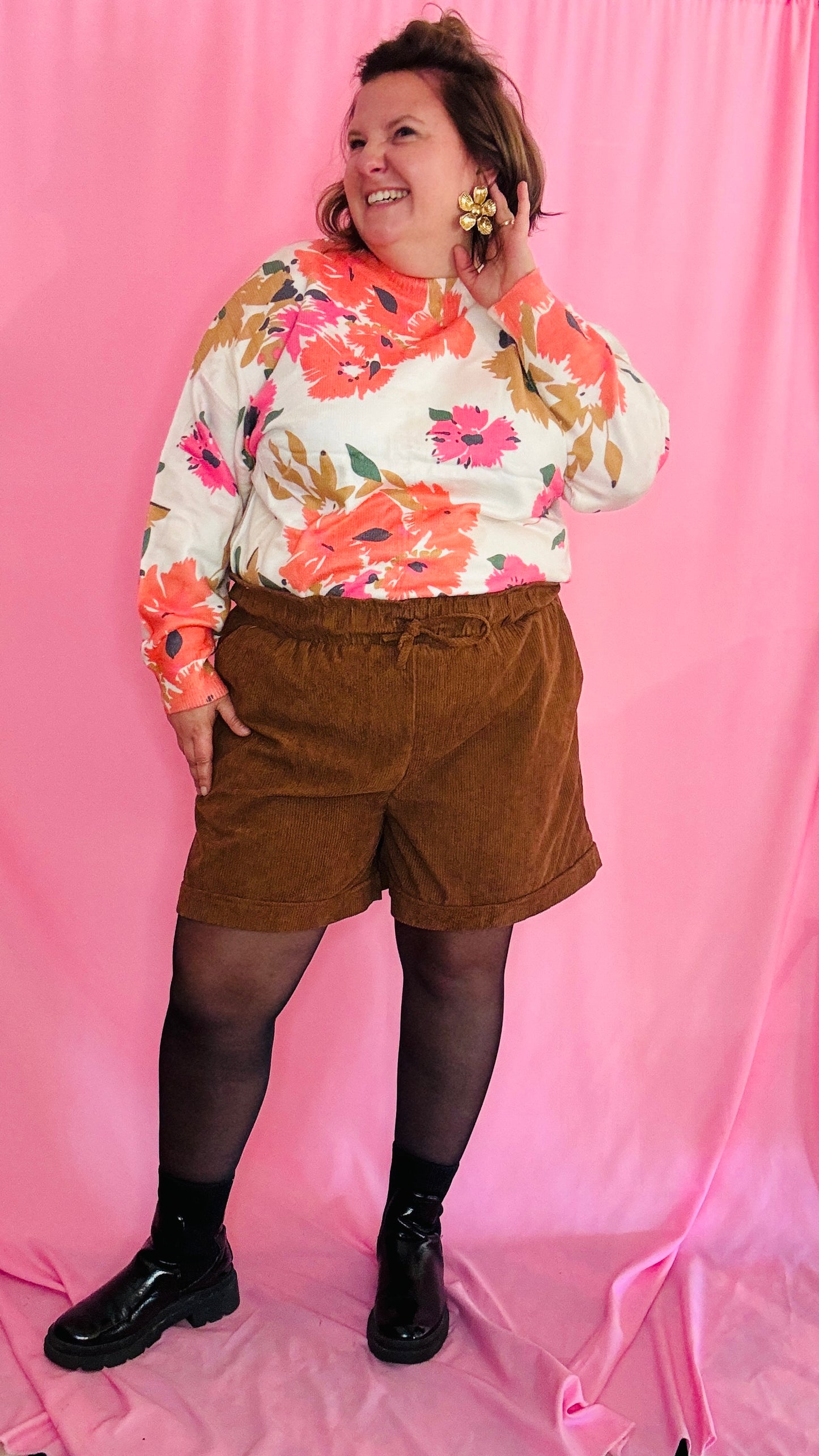 Ce short grande taille en velours camel est le choix idéal pour celles qui veulent combiner confort et style avec un look rock et naturel, parfait pour toutes les occasions.