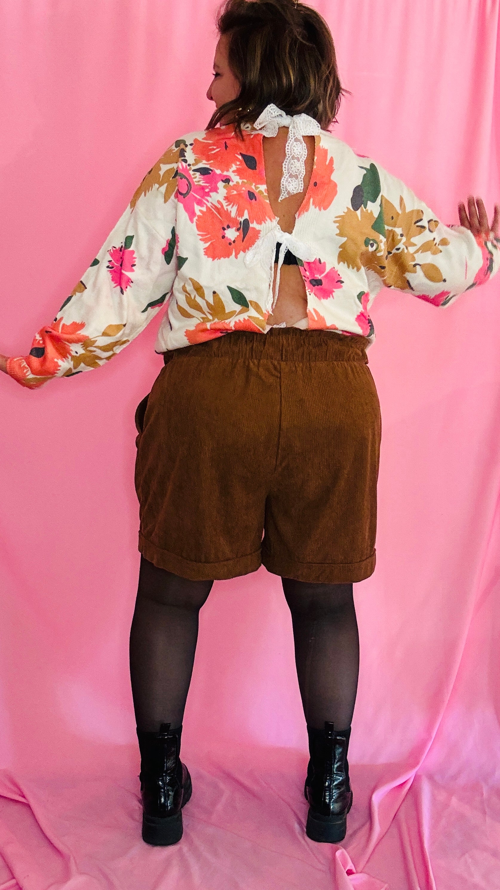 Ce short grande taille en velours camel est le choix idéal pour celles qui veulent combiner confort et style avec un look rock et naturel, parfait pour toutes les occasions.