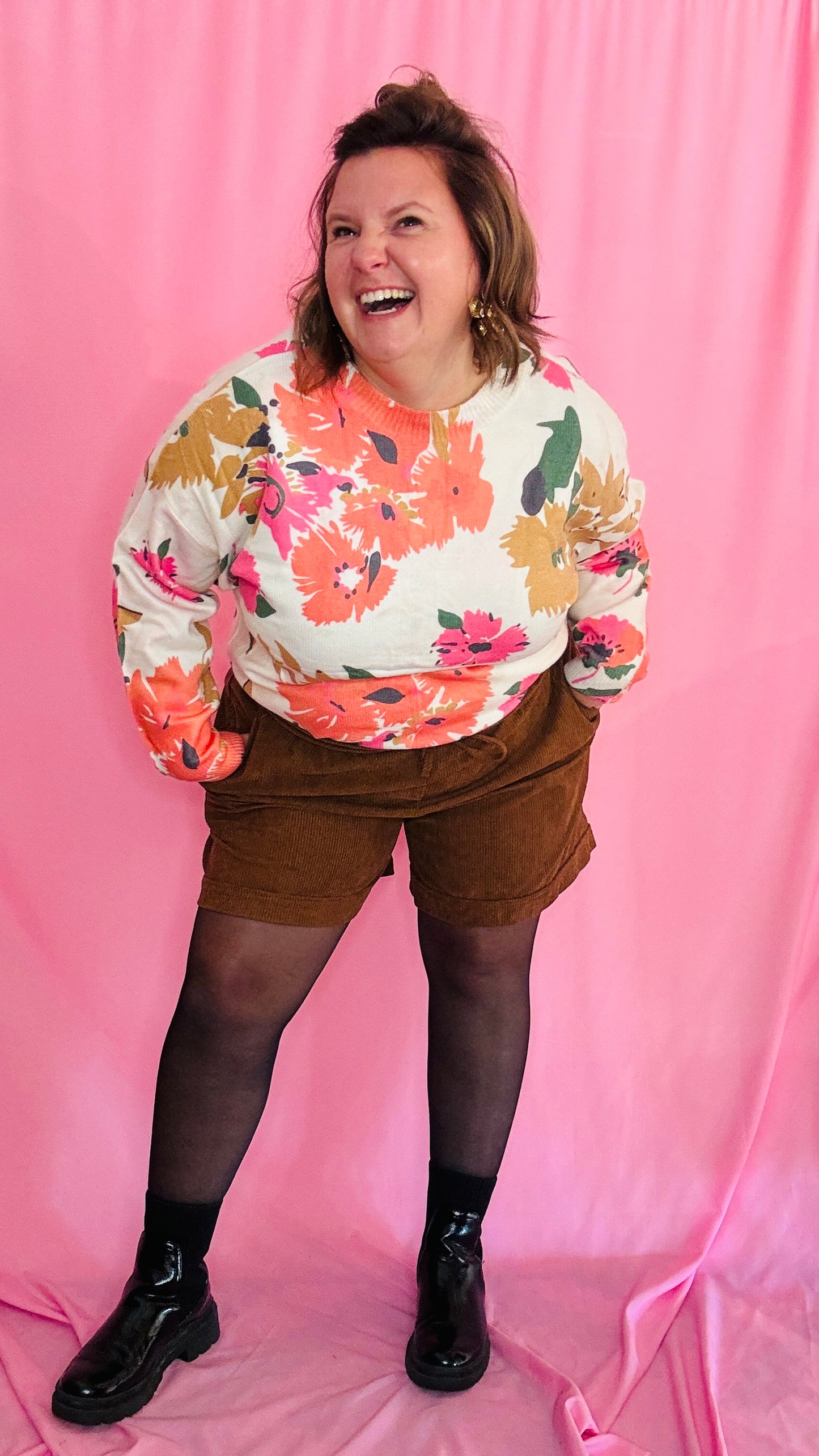 Ce short grande taille en velours camel est le choix idéal pour celles qui veulent combiner confort et style avec un look rock et naturel, parfait pour toutes les occasions.