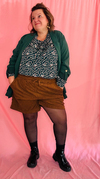 Ce short grande taille en velours camel est le choix idéal pour celles qui veulent combiner confort et style avec un look rock et naturel, parfait pour toutes les occasions.