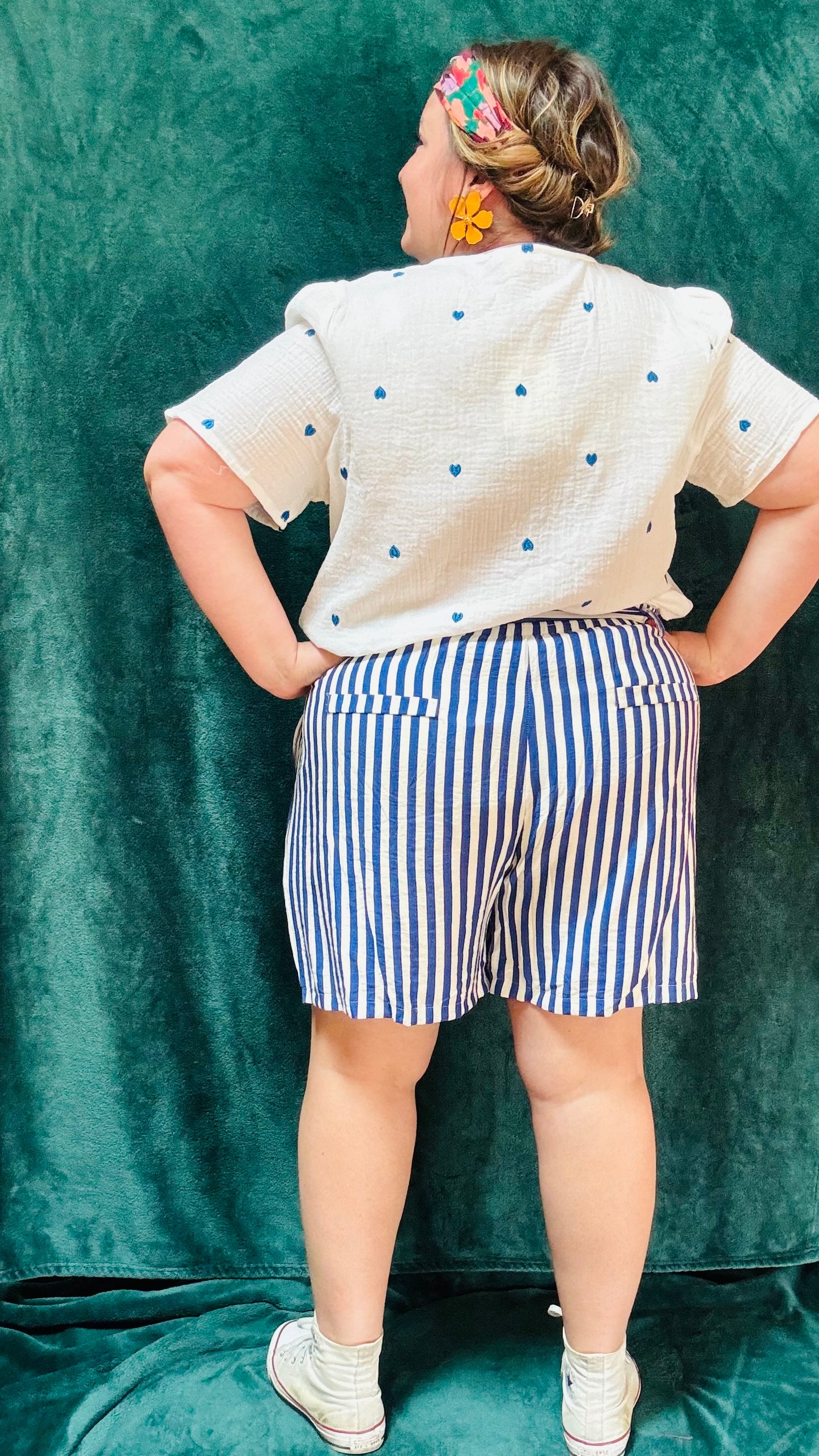 Avec ce short grande taille fluide à rayures bleu et blanches, alliez style et confort pour toutes vos activités estivales. Exprimez votre créativité et profitez d'un ajustement parfait et d'un confort incomparable.