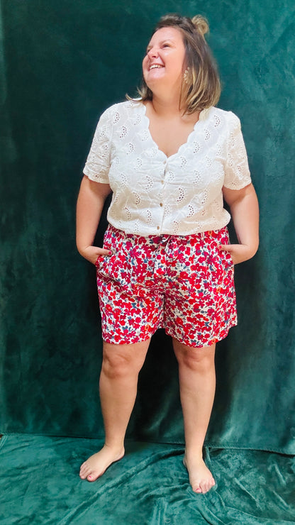 Avec ce short grande taille fluide aux motifs Liberty, alliez style et confort pour toutes vos activités estivales. Exprimez votre créativité et profitez d'un ajustement parfait et d'un confort incomparable.