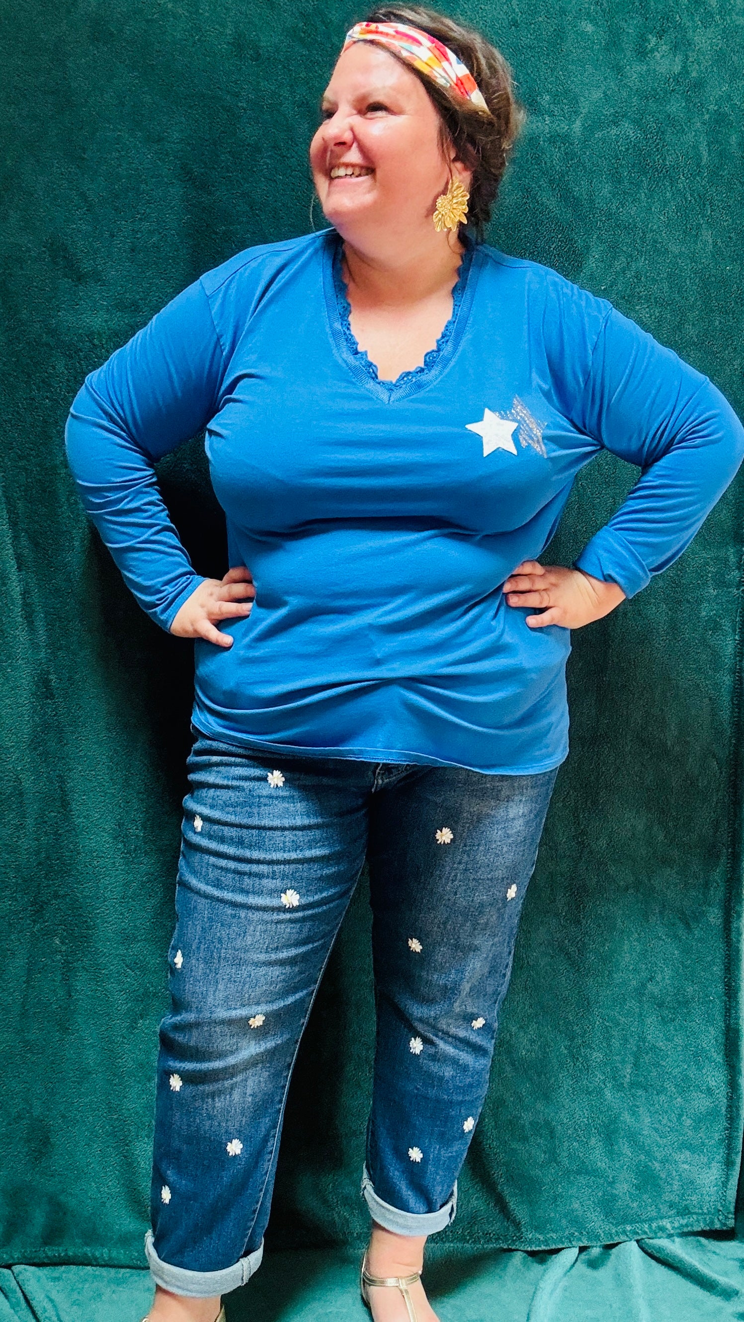 Avec ce teeshirt manches longues grande taille bleu roi, vous alliez confort et style. Que ce soit pour une journée de travail ou une soirée entre amis, ce teeshirt saura sublimer votre look avec son col V en dentelle et son détail étoile discret.