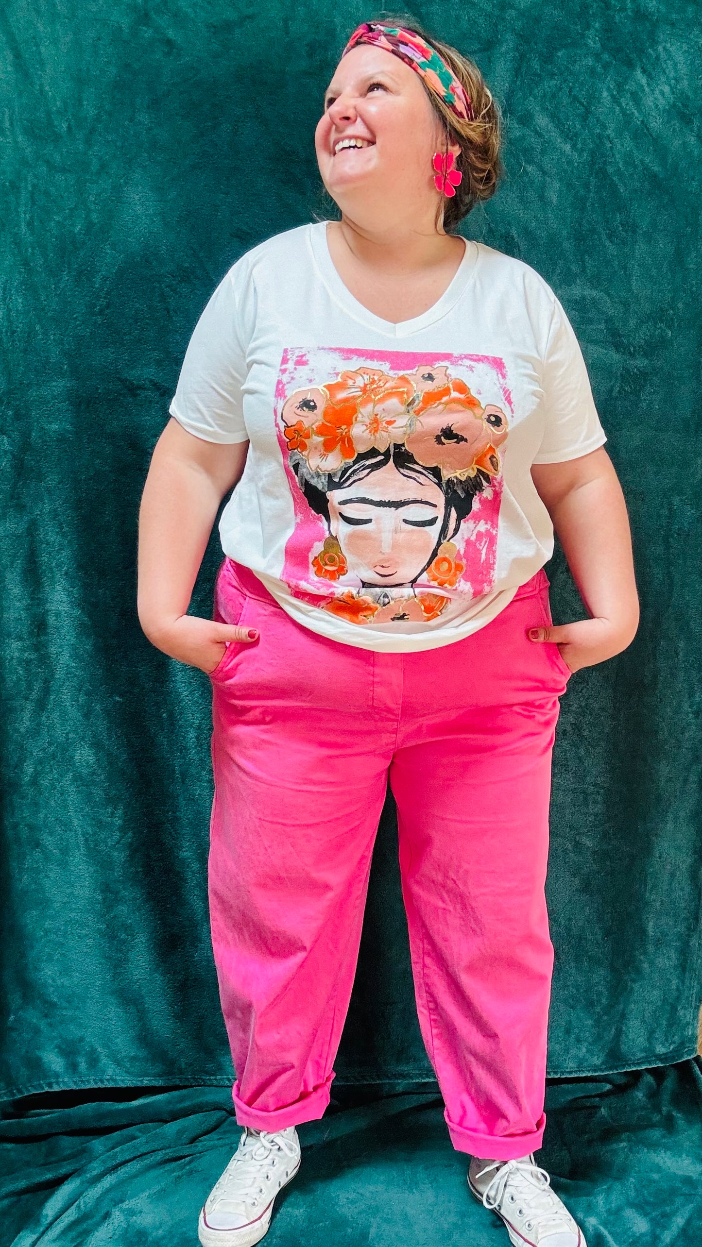 Avec ce teeshirt en coton grande taille motif Frida Kahlo rose fuchsia, alliez confort et créativité pour toutes vos activités. Faites briller votre style et votre personnalité avec une pièce unique et artistique.