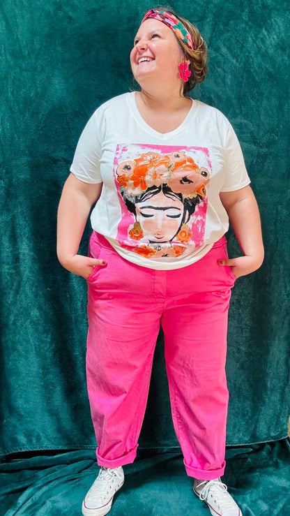 Avec ce teeshirt en coton grande taille motif Frida Kahlo rose fuchsia, alliez confort et créativité pour toutes vos activités. Faites briller votre style et votre personnalité avec une pièce unique et artistique.