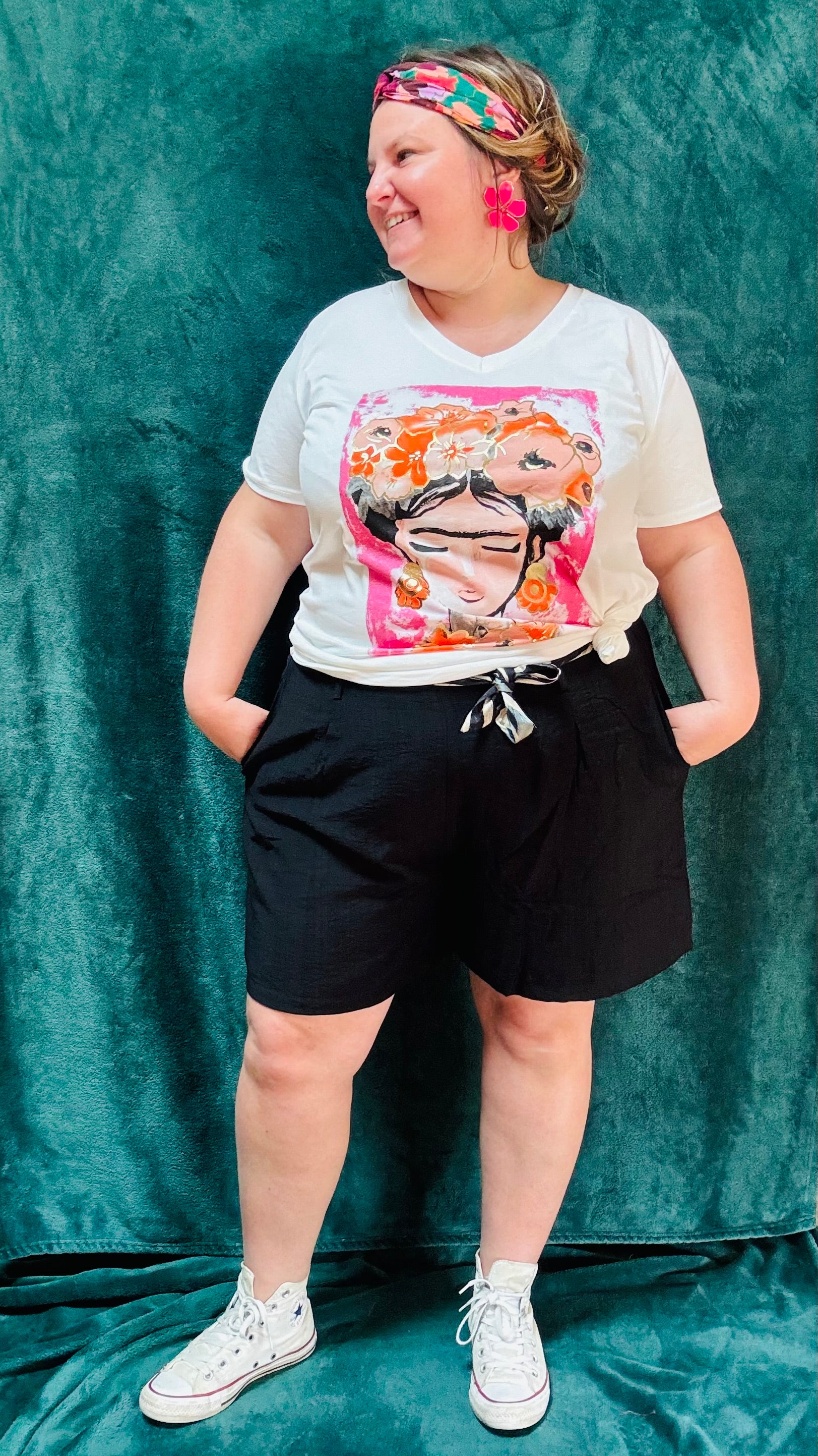 Avec ce teeshirt en coton grande taille motif Frida Kahlo rose fuchsia, alliez confort et créativité pour toutes vos activités. Faites briller votre style et votre personnalité avec une pièce unique et artistique.