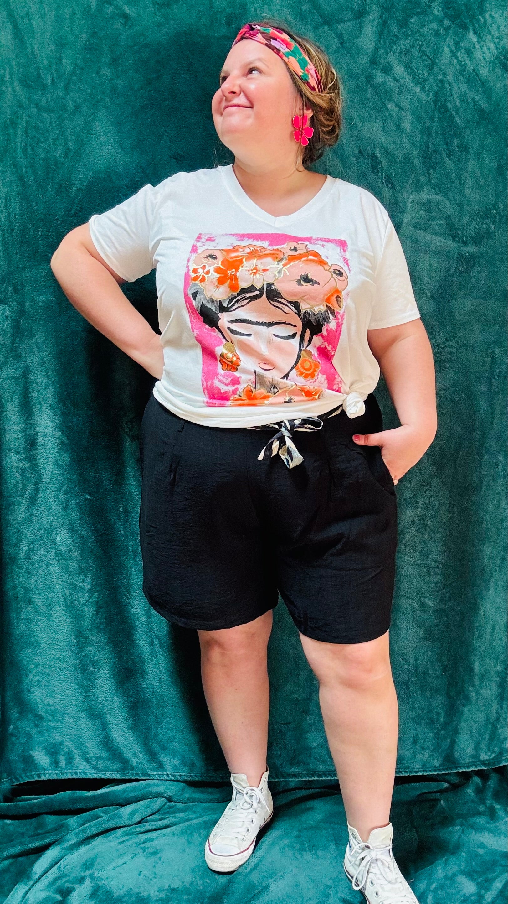 Avec ce teeshirt en coton grande taille motif Frida Kahlo rose fuchsia, alliez confort et créativité pour toutes vos activités. Faites briller votre style et votre personnalité avec une pièce unique et artistique.