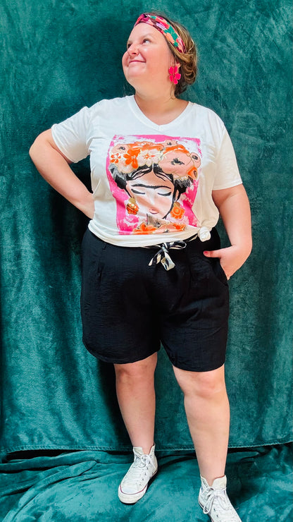 Avec ce teeshirt en coton grande taille motif Frida Kahlo rose fuchsia, alliez confort et créativité pour toutes vos activités. Faites briller votre style et votre personnalité avec une pièce unique et artistique.