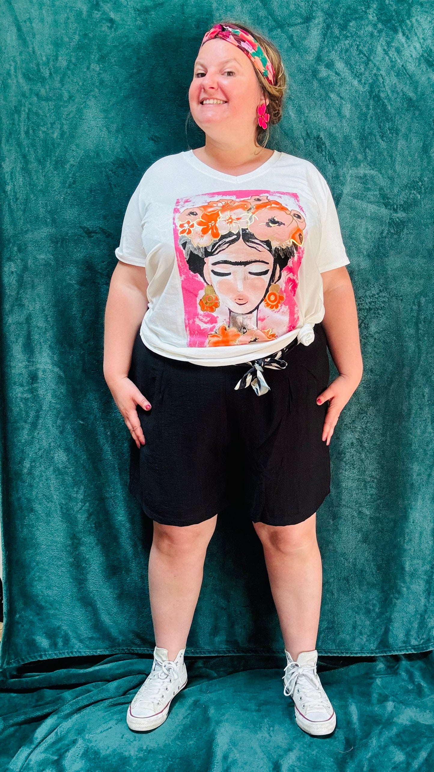 Avec ce teeshirt en coton grande taille motif Frida Kahlo rose fuchsia, alliez confort et créativité pour toutes vos activités. Faites briller votre style et votre personnalité avec une pièce unique et artistique.