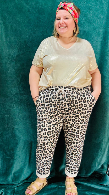 Avec ce top doré grande taille à manches courtes, apportez de l'éclat et du style à votre quotidien. Idéal pour toutes les occasions où vous souhaitez afficher votre élégance naturelle avec une touche de glamour et de rock.