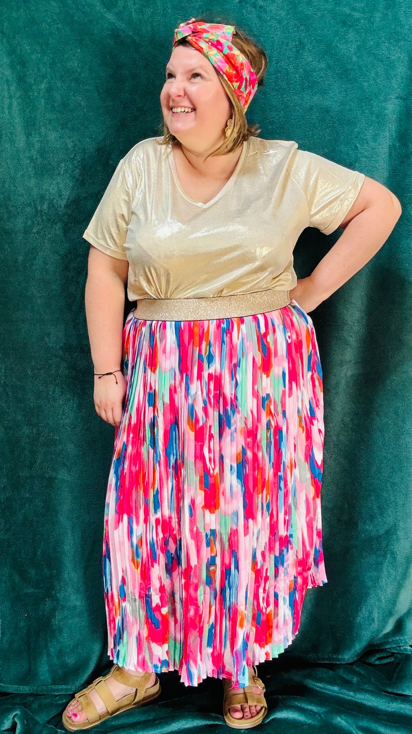 Avec ce top doré grande taille à manches courtes, apportez de l'éclat et du style à votre quotidien. Idéal pour toutes les occasions où vous souhaitez afficher votre élégance naturelle avec une touche de glamour et de rock.