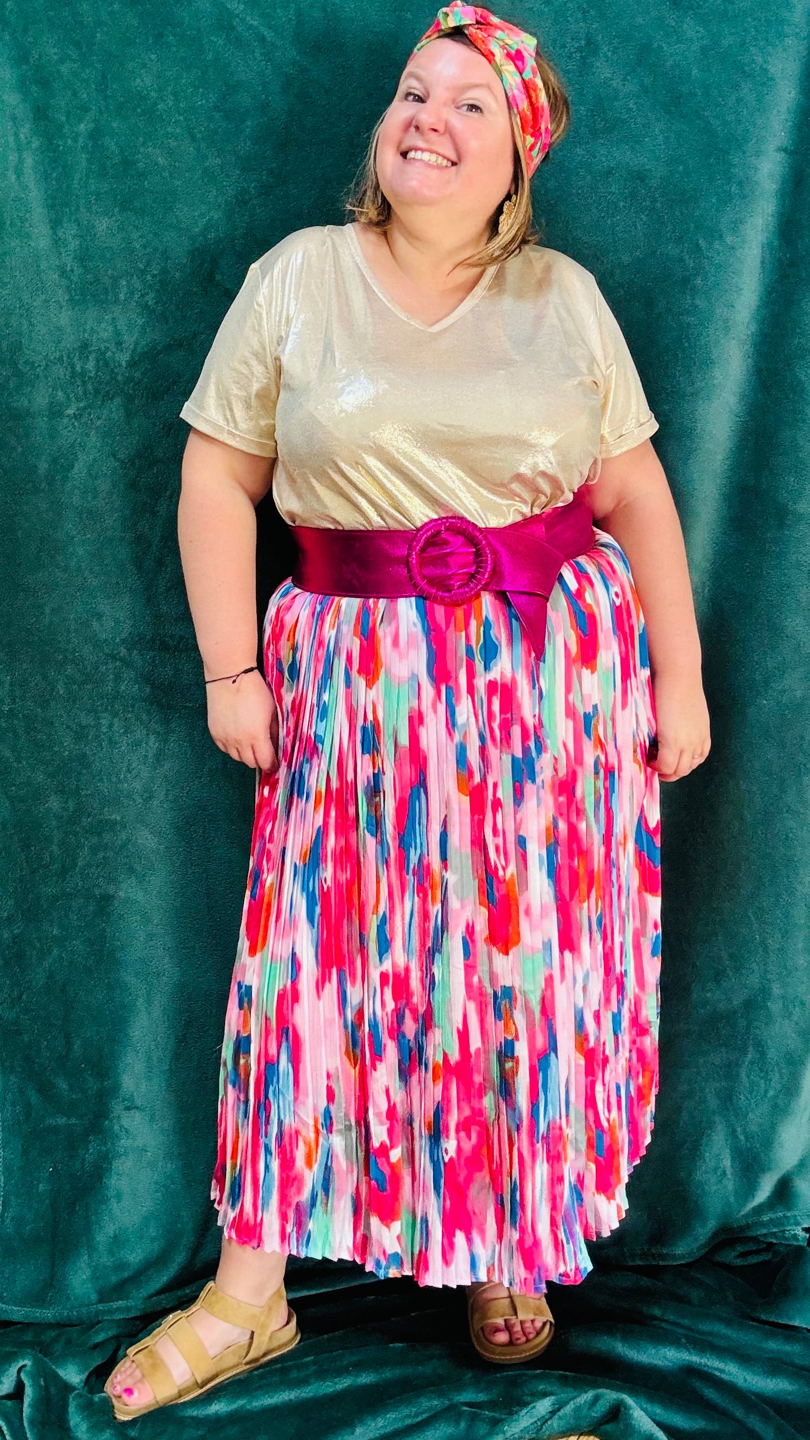 Avec ce top doré grande taille à manches courtes, apportez de l'éclat et du style à votre quotidien. Idéal pour toutes les occasions où vous souhaitez afficher votre élégance naturelle avec une touche de glamour et de rock.