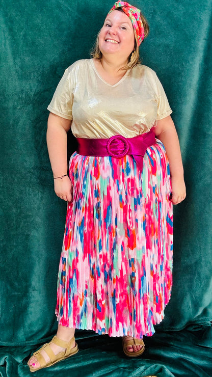 Avec ce top doré grande taille à manches courtes, apportez de l'éclat et du style à votre quotidien. Idéal pour toutes les occasions où vous souhaitez afficher votre élégance naturelle avec une touche de glamour et de rock.