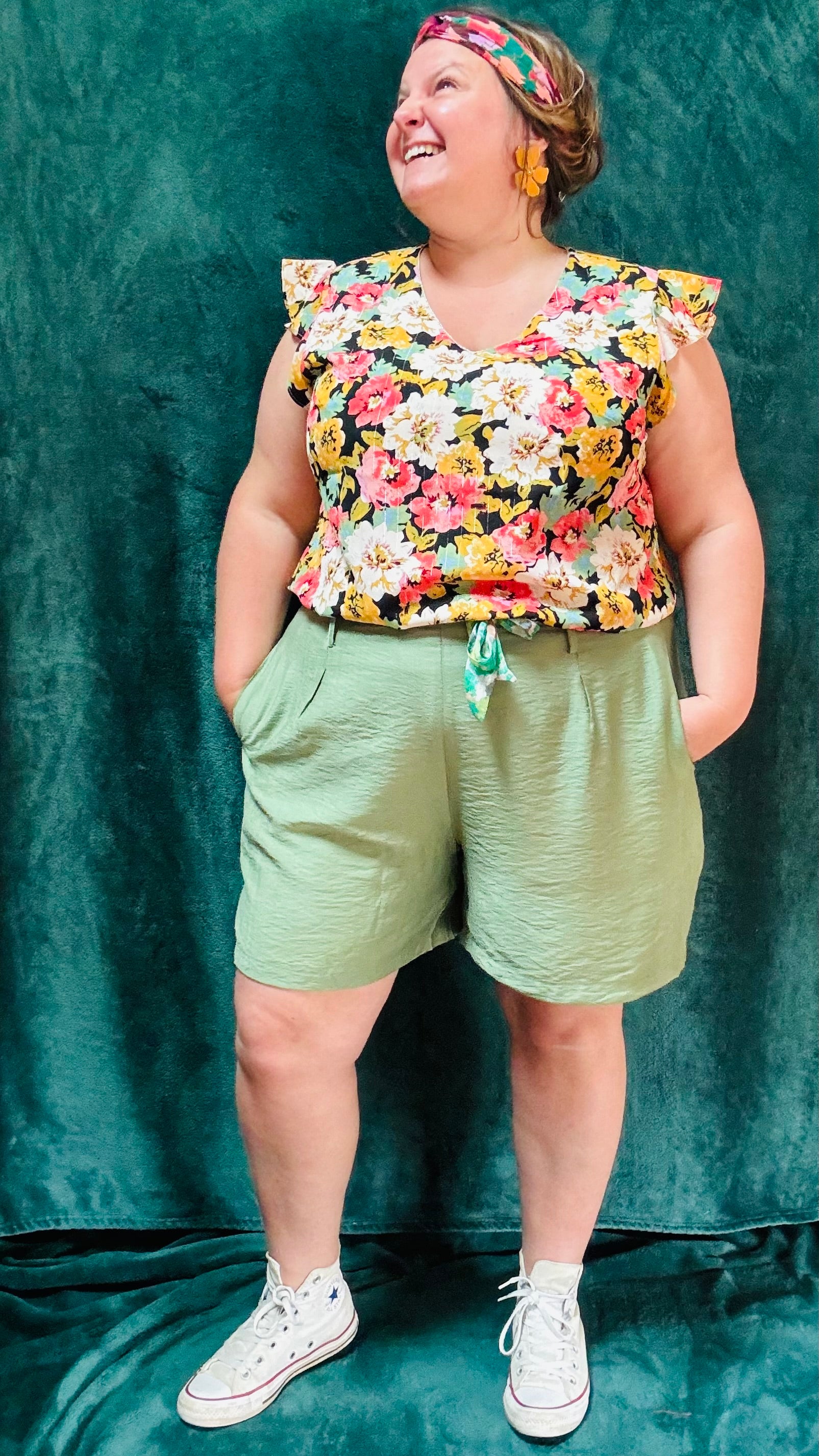 Avec ce top grande taille aux motifs fleuris, ajoutez de la couleur et de la sophistication à votre garde-robe. Que ce soit pour une journée de travail, une sortie décontractée ou une occasion spéciale, ce top saura vous accompagner avec élégance et originalité.
