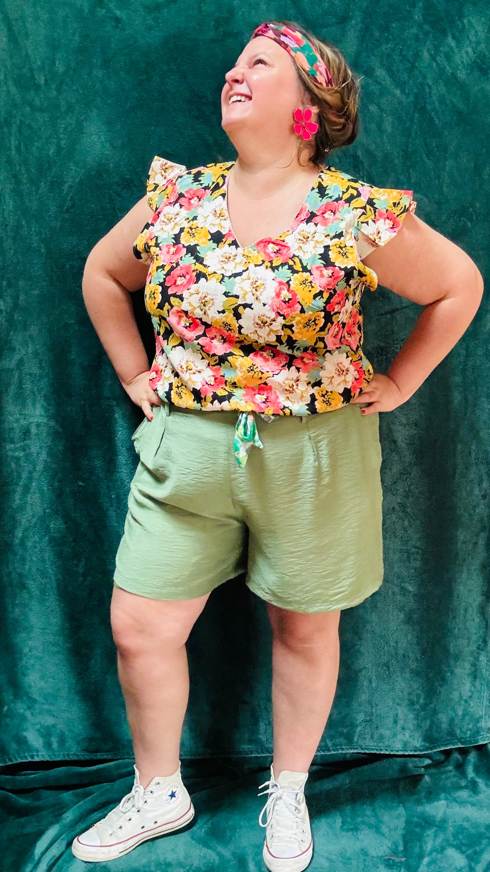 Avec ce top grande taille aux motifs fleuris, ajoutez de la couleur et de la sophistication à votre garde-robe. Que ce soit pour une journée de travail, une sortie décontractée ou une occasion spéciale, ce top saura vous accompagner avec élégance et originalité.