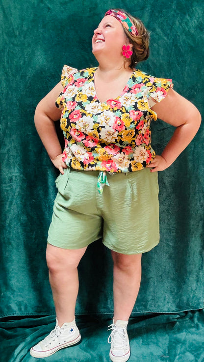 Avec ce top grande taille aux motifs fleuris, ajoutez de la couleur et de la sophistication à votre garde-robe. Que ce soit pour une journée de travail, une sortie décontractée ou une occasion spéciale, ce top saura vous accompagner avec élégance et originalité.