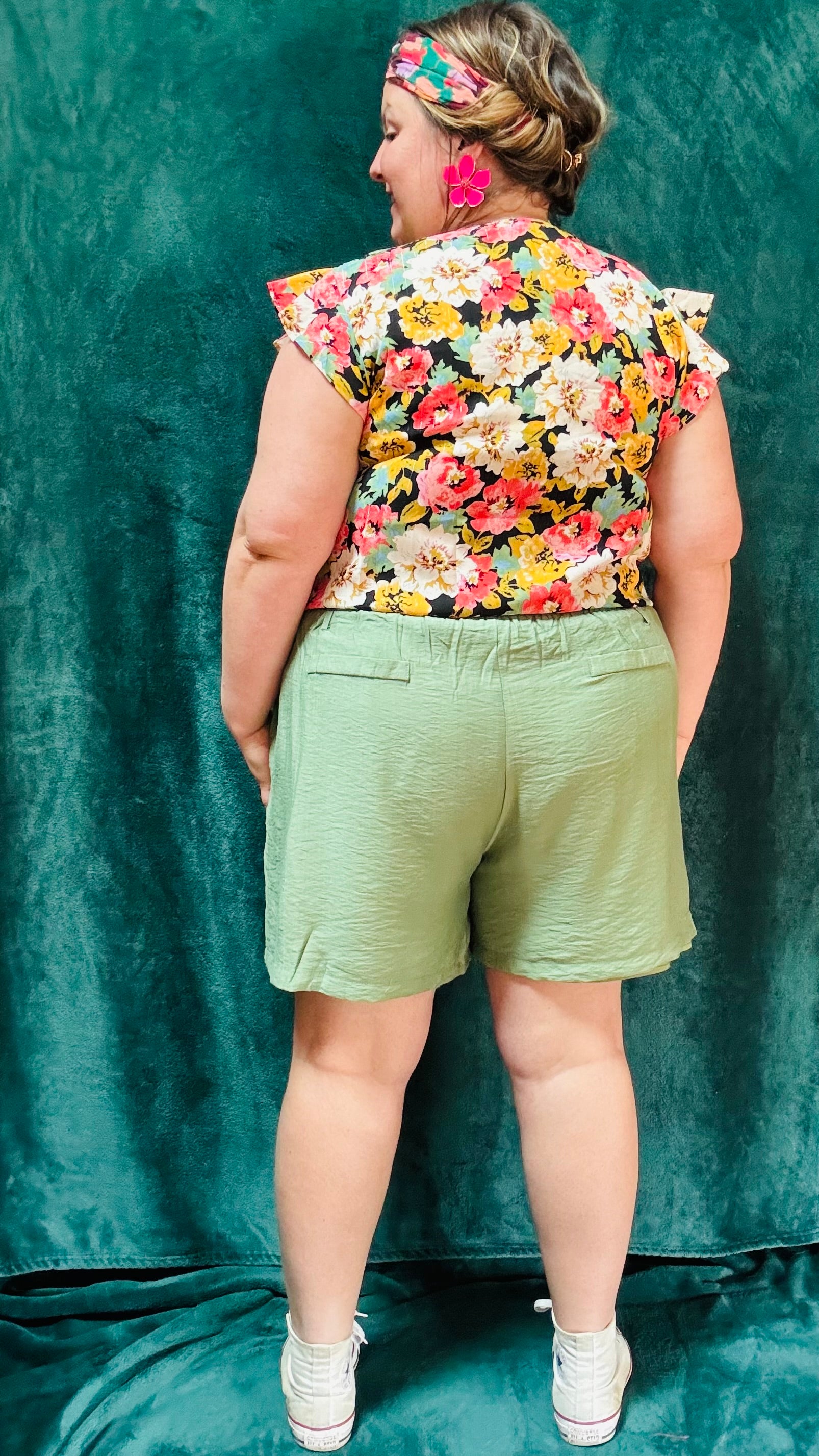 Avec ce top grande taille aux motifs fleuris, ajoutez de la couleur et de la sophistication à votre garde-robe. Que ce soit pour une journée de travail, une sortie décontractée ou une occasion spéciale, ce top saura vous accompagner avec élégance et originalité.