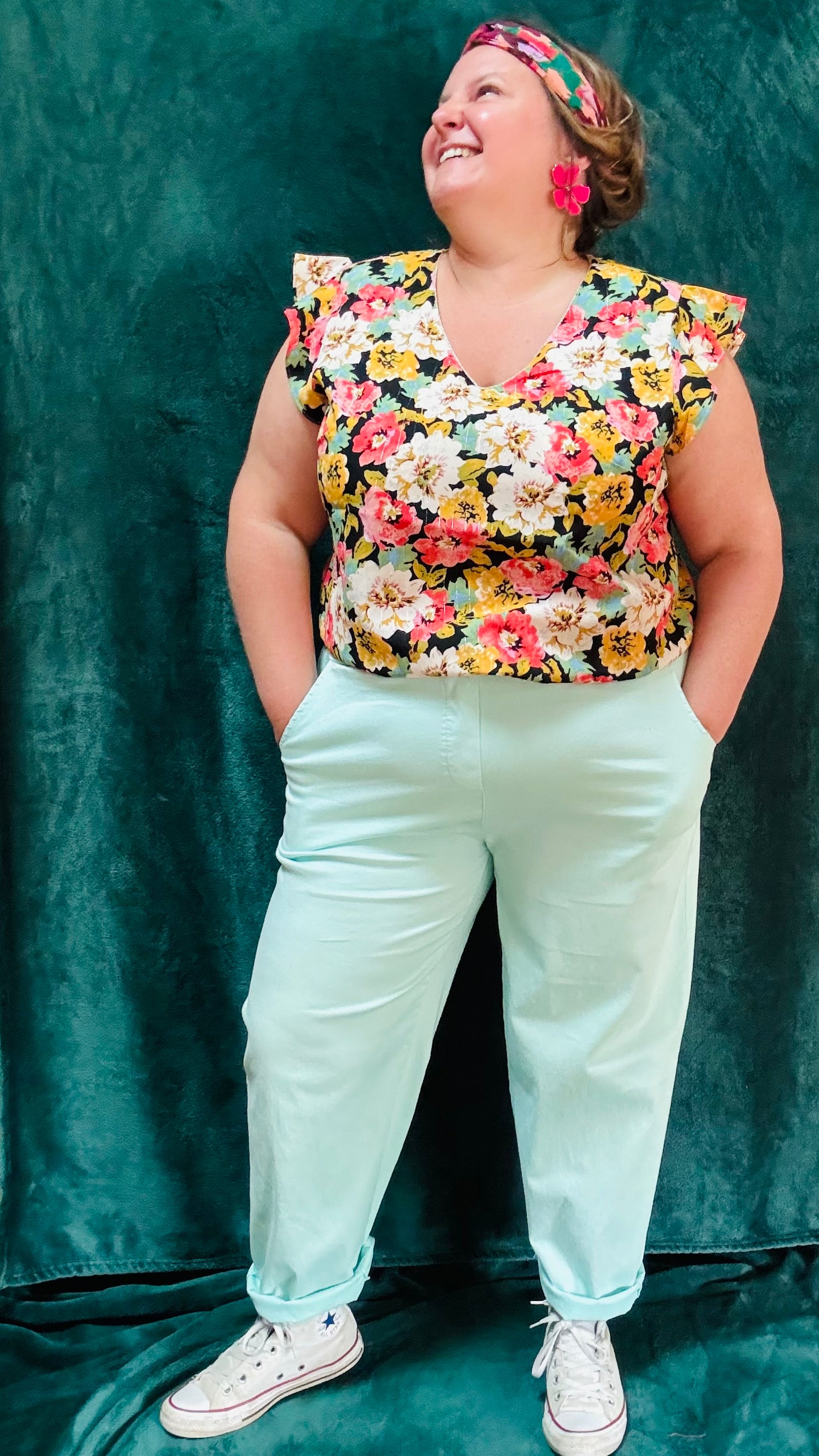 Avec ce top grande taille aux motifs fleuris, ajoutez de la couleur et de la sophistication à votre garde-robe. Que ce soit pour une journée de travail, une sortie décontractée ou une occasion spéciale, ce top saura vous accompagner avec élégance et originalité.