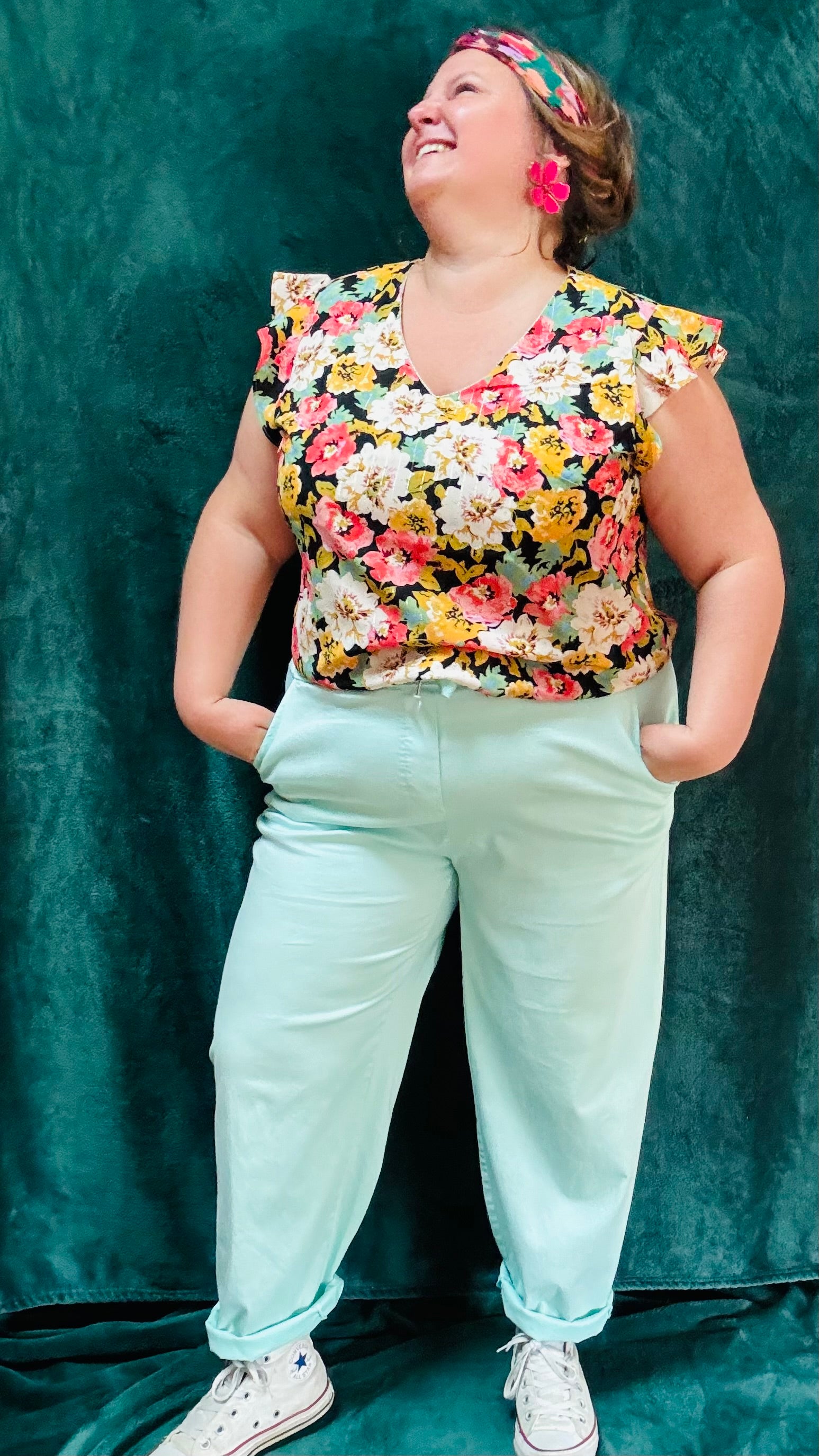 Avec ce top grande taille aux motifs fleuris, ajoutez de la couleur et de la sophistication à votre garde-robe. Que ce soit pour une journée de travail, une sortie décontractée ou une occasion spéciale, ce top saura vous accompagner avec élégance et originalité.