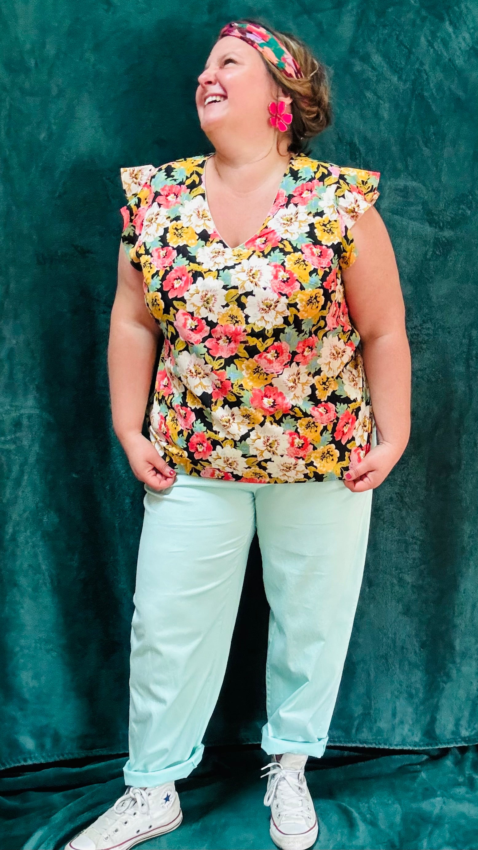 Avec ce top grande taille aux motifs fleuris, ajoutez de la couleur et de la sophistication à votre garde-robe. Que ce soit pour une journée de travail, une sortie décontractée ou une occasion spéciale, ce top saura vous accompagner avec élégance et originalité.