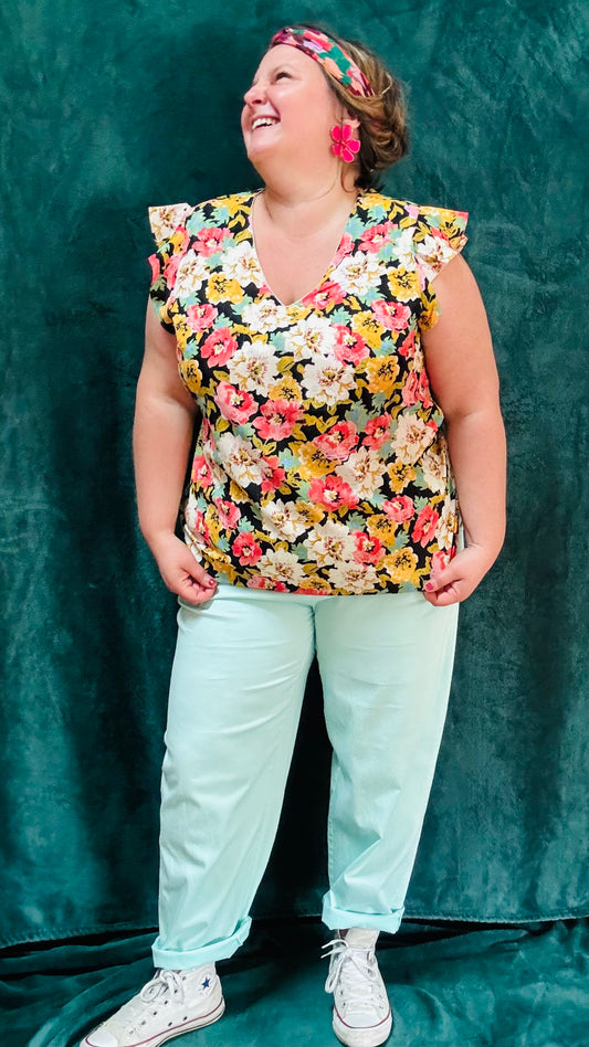Avec ce top grande taille aux motifs fleuris, ajoutez de la couleur et de la sophistication à votre garde-robe. Que ce soit pour une journée de travail, une sortie décontractée ou une occasion spéciale, ce top saura vous accompagner avec élégance et originalité.