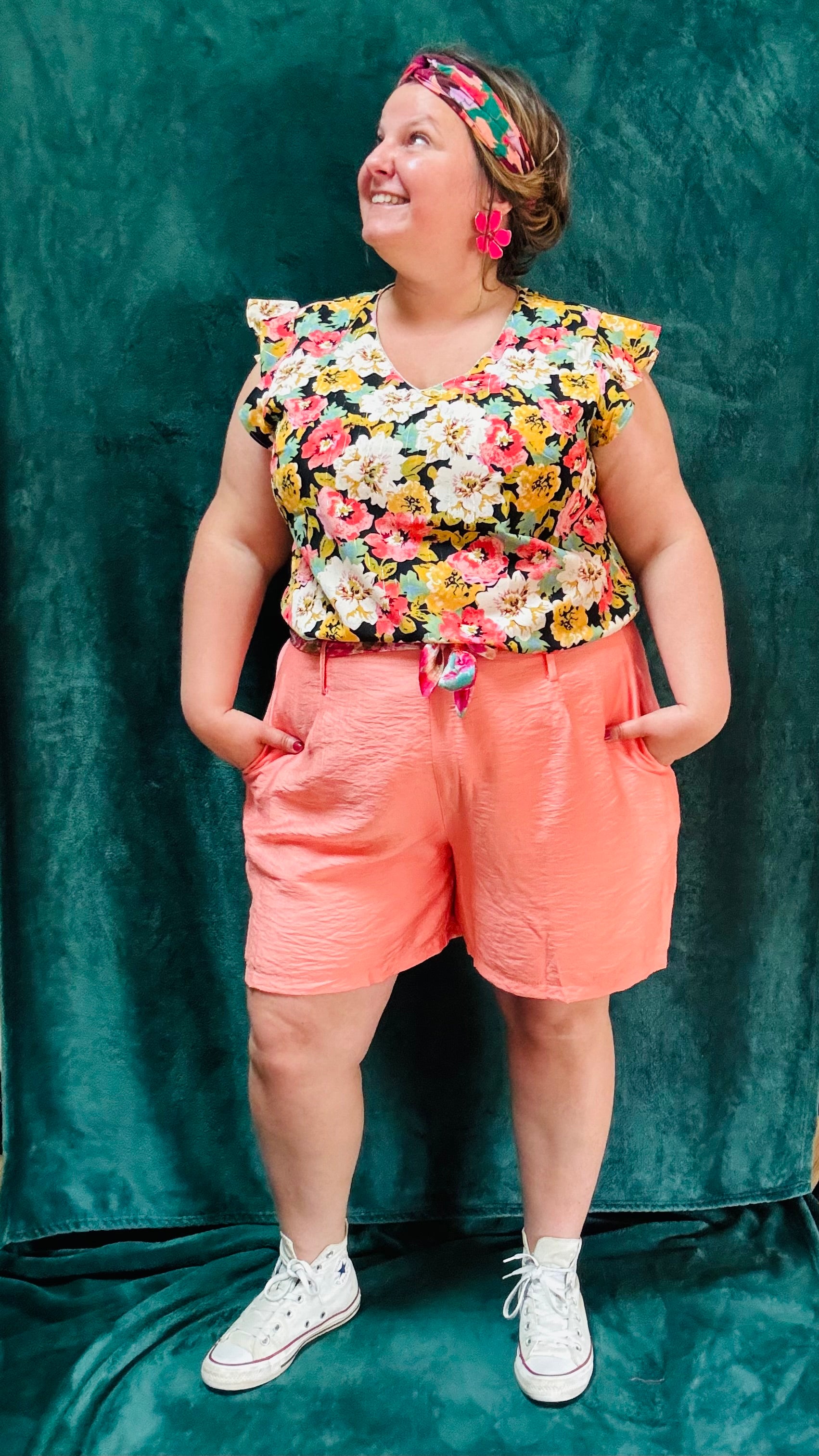 Avec ce top grande taille aux motifs fleuris, ajoutez de la couleur et de la sophistication à votre garde-robe. Que ce soit pour une journée de travail, une sortie décontractée ou une occasion spéciale, ce top saura vous accompagner avec élégance et originalité.