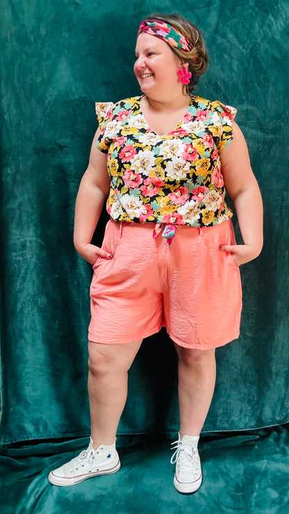 Avec ce top grande taille aux motifs fleuris, ajoutez de la couleur et de la sophistication à votre garde-robe. Que ce soit pour une journée de travail, une sortie décontractée ou une occasion spéciale, ce top saura vous accompagner avec élégance et originalité.