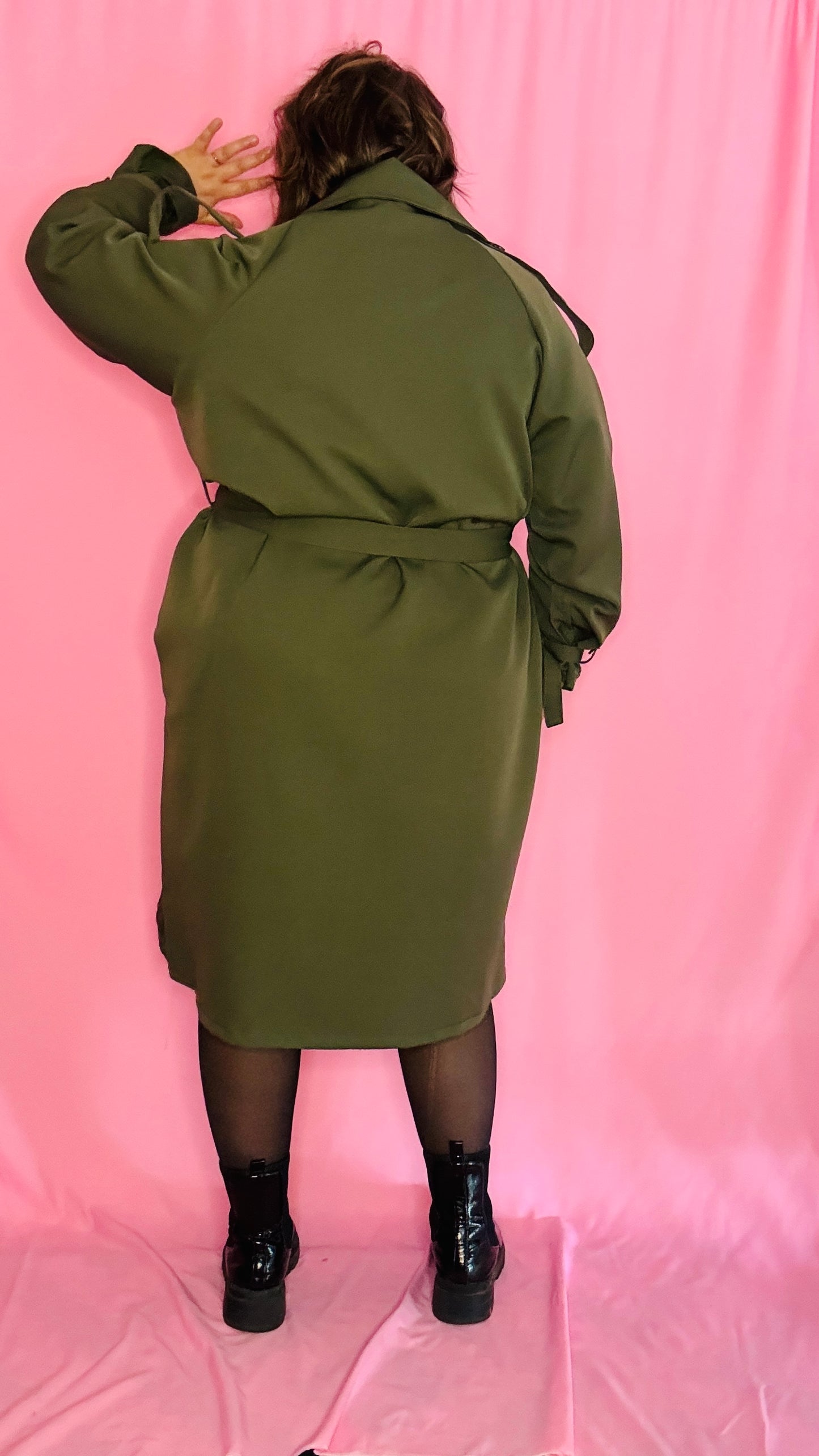 Ce trench grande taille kaki est un indispensable de votre garde-robe pour un style classique et pratique, adapté à toutes les saisons et occasions.