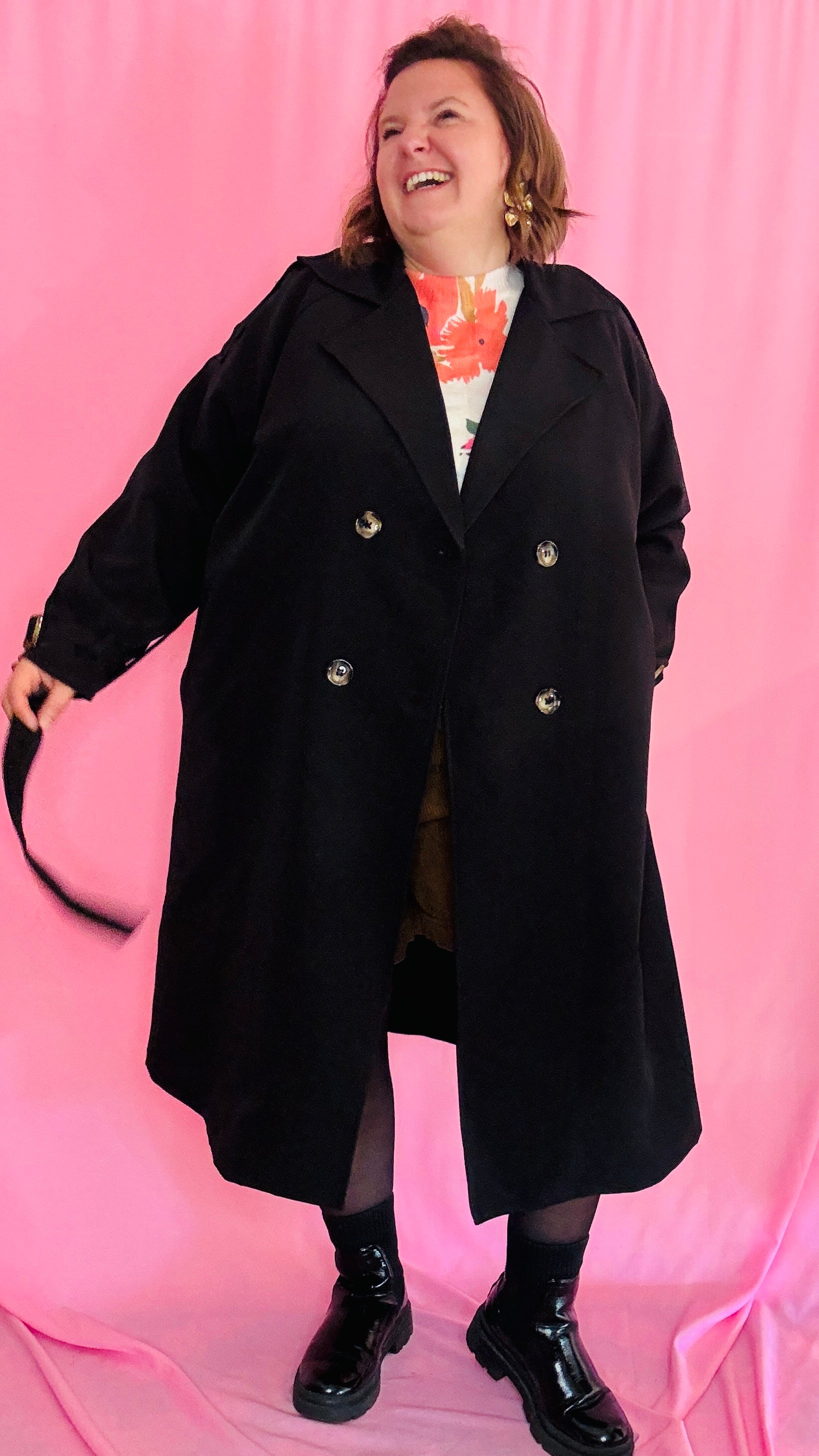 Ce trench grande taille noir est un indispensable de votre garde-robe pour un style classique et pratique, adapté à toutes les saisons et occasions.