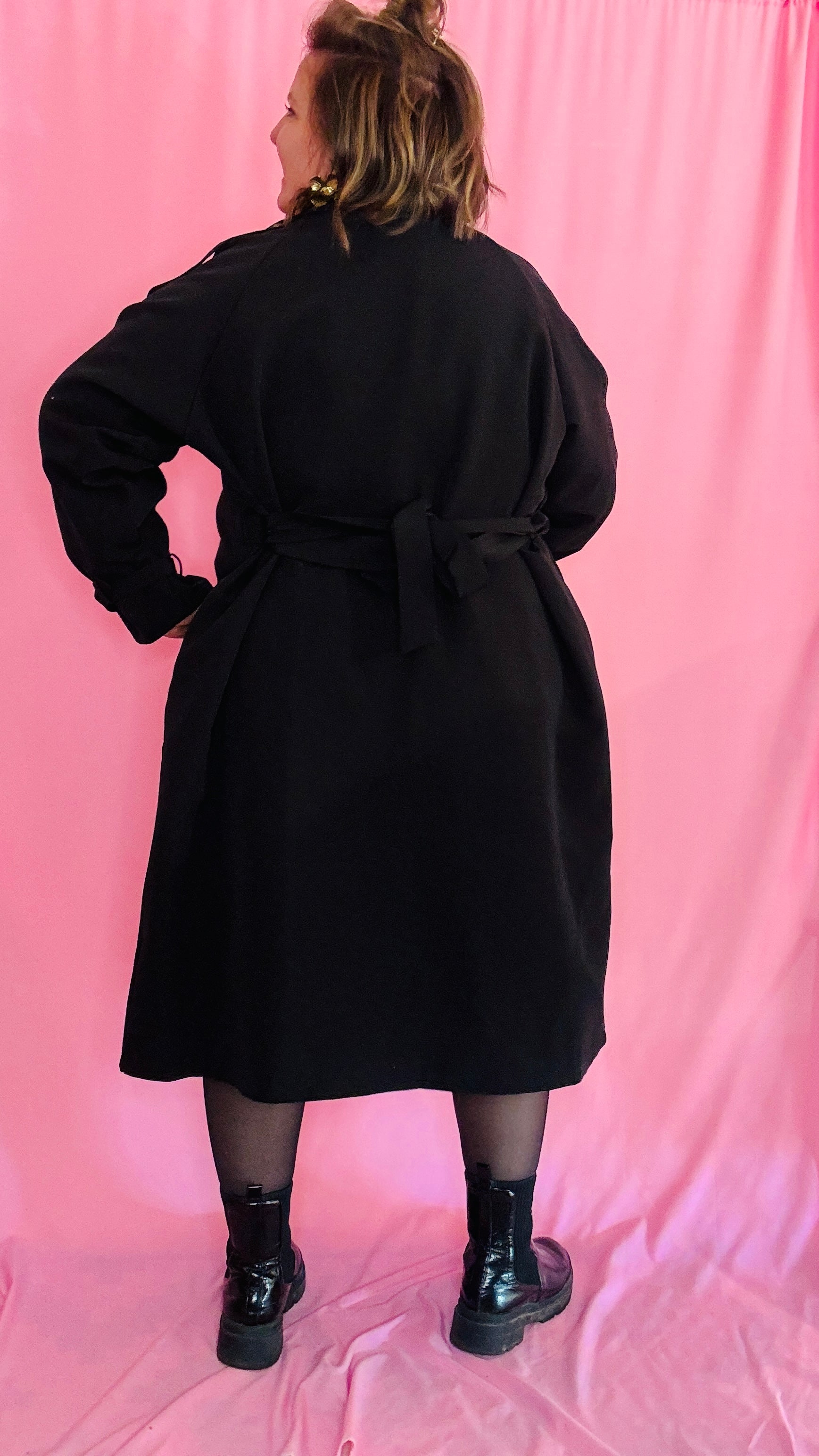 Ce trench grande taille noir 
est un indispensable de votre garde-robe pour un style classique et pratique, adapté à toutes les saisons et occasions.