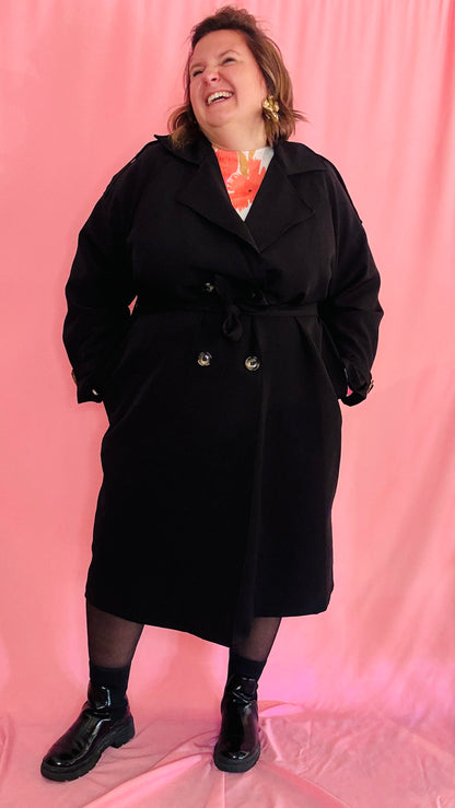 Ce trench grande taille noir 
est un indispensable de votre garde-robe pour un style classique et pratique, adapté à toutes les saisons et occasions.