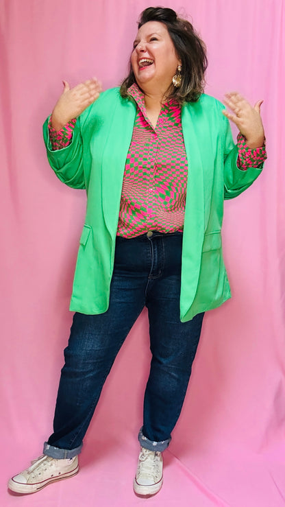 Ce blazer grande taille vert est un atout chic et confortable pour celles qui veulent combiner élégance et originalité au quotidien ou lors de moments spéciaux.
