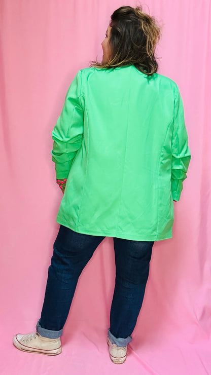 Ce blazer grande taille vert est un atout chic et confortable pour celles qui veulent combiner élégance et originalité au quotidien ou lors de moments spéciaux.