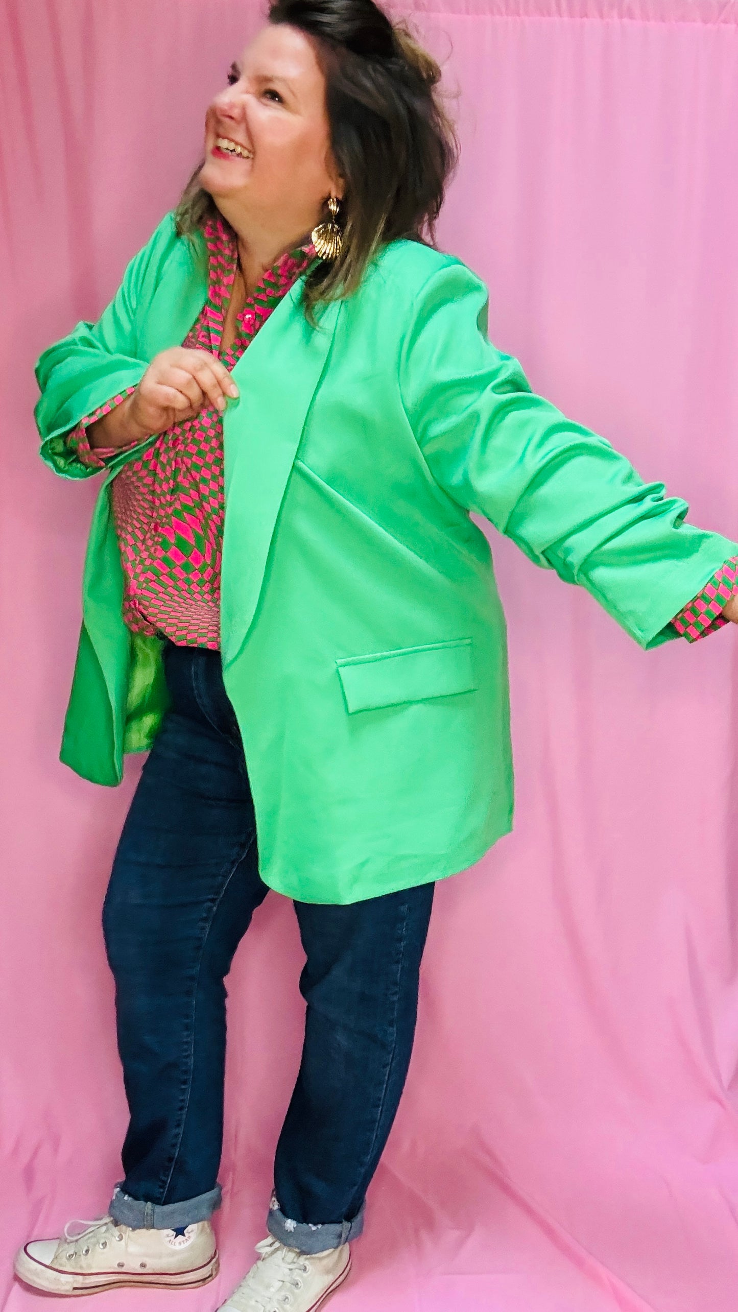 Ce blazer grande taille vert est un atout chic et confortable pour celles qui veulent combiner élégance et originalité au quotidien ou lors de moments spéciaux.