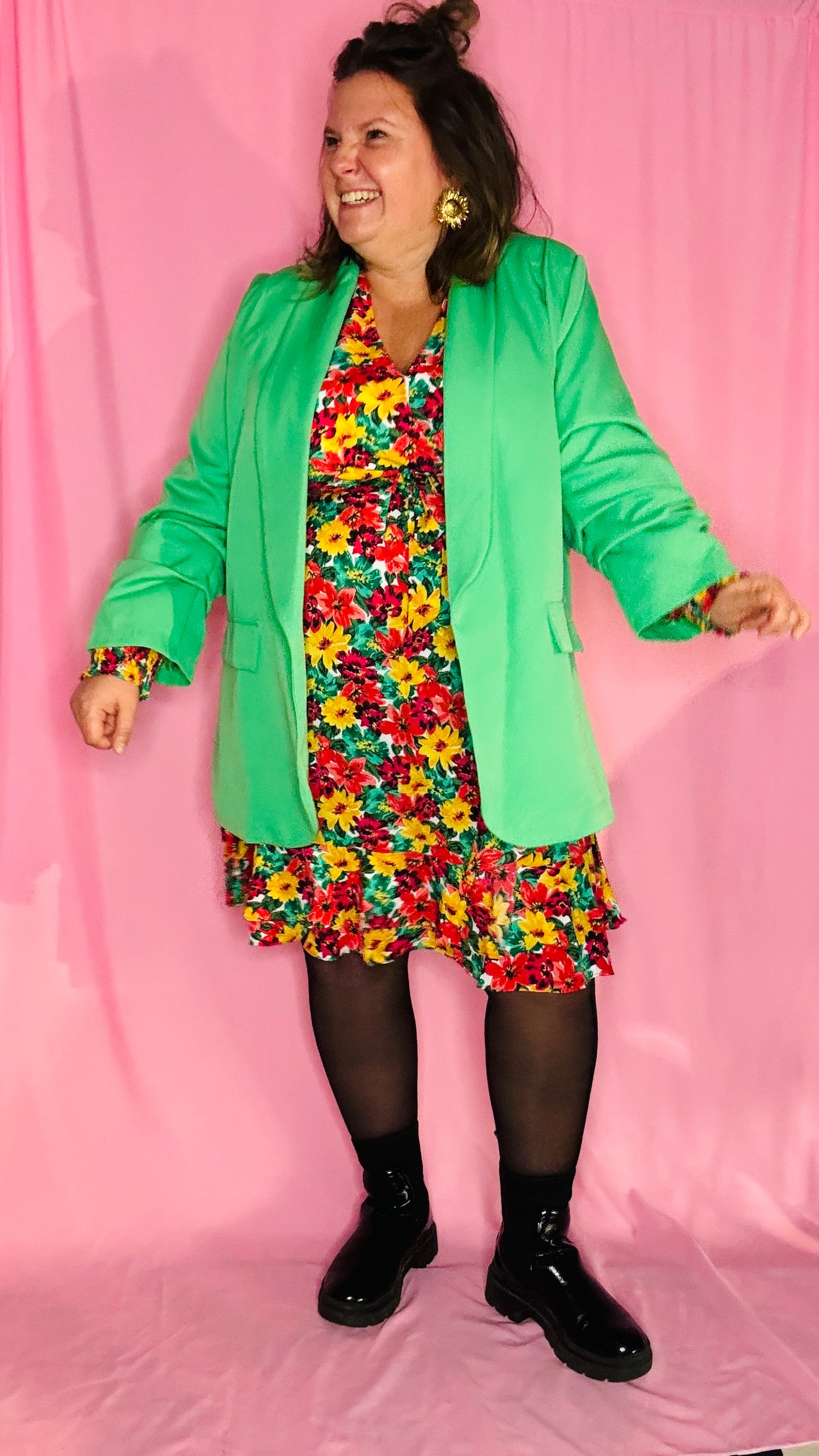 Ce blazer grande taille vert est un atout chic et confortable pour celles qui veulent combiner élégance et originalité au quotidien ou lors de moments spéciaux.