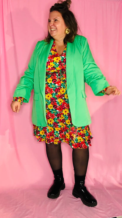 Ce blazer grande taille vert est un atout chic et confortable pour celles qui veulent combiner élégance et originalité au quotidien ou lors de moments spéciaux.