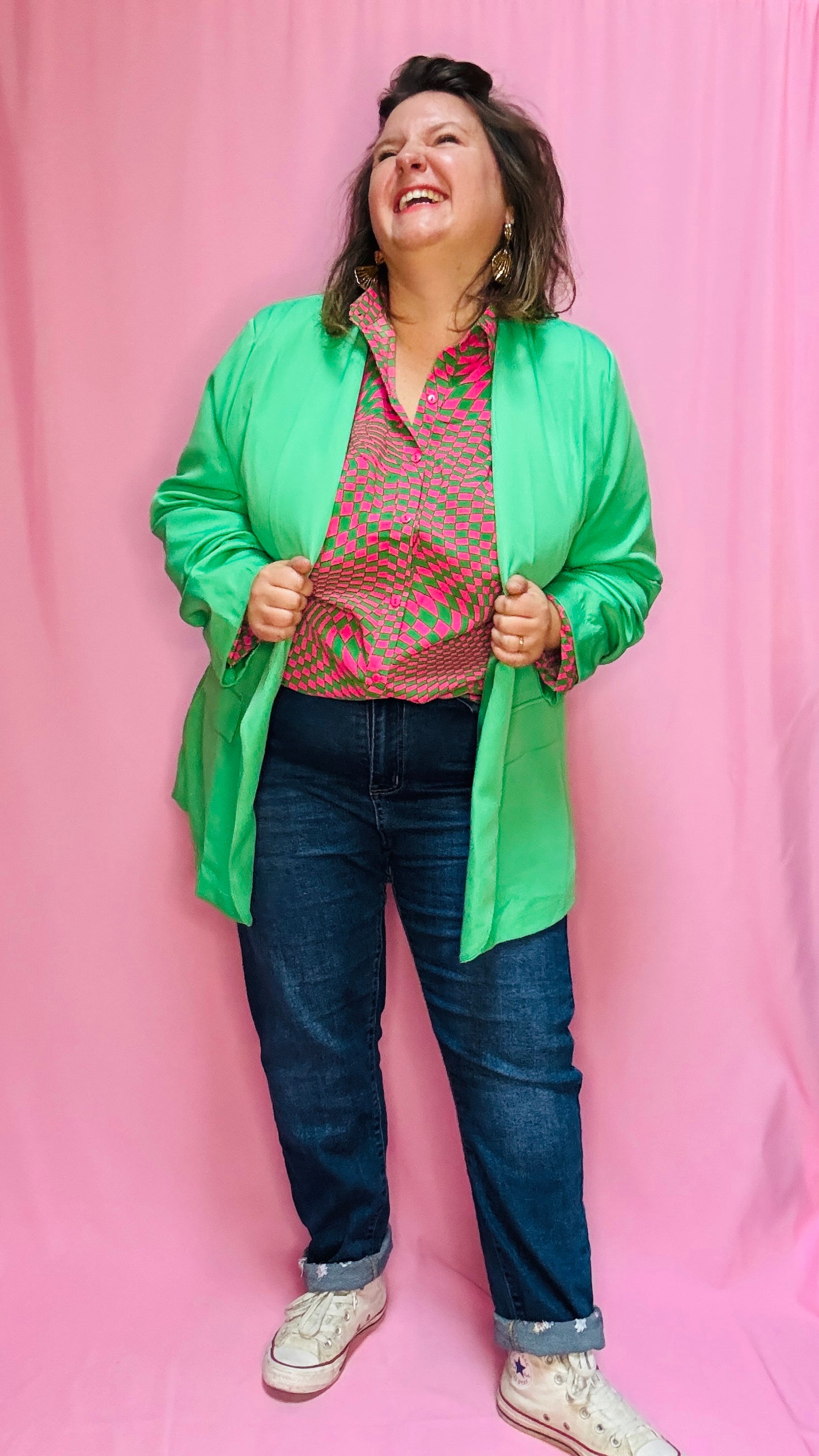 Ce blazer grande taille vert est un atout chic et confortable pour celles qui veulent combiner élégance et originalité au quotidien ou lors de moments spéciaux.