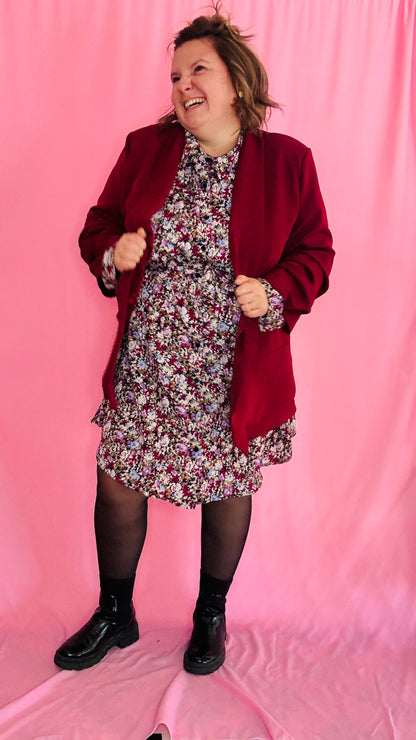 Ce blazer grande taille bordeaux est un atout chic et confortable pour celles qui veulent combiner élégance et originalité au quotidien ou lors de moments spéciaux.