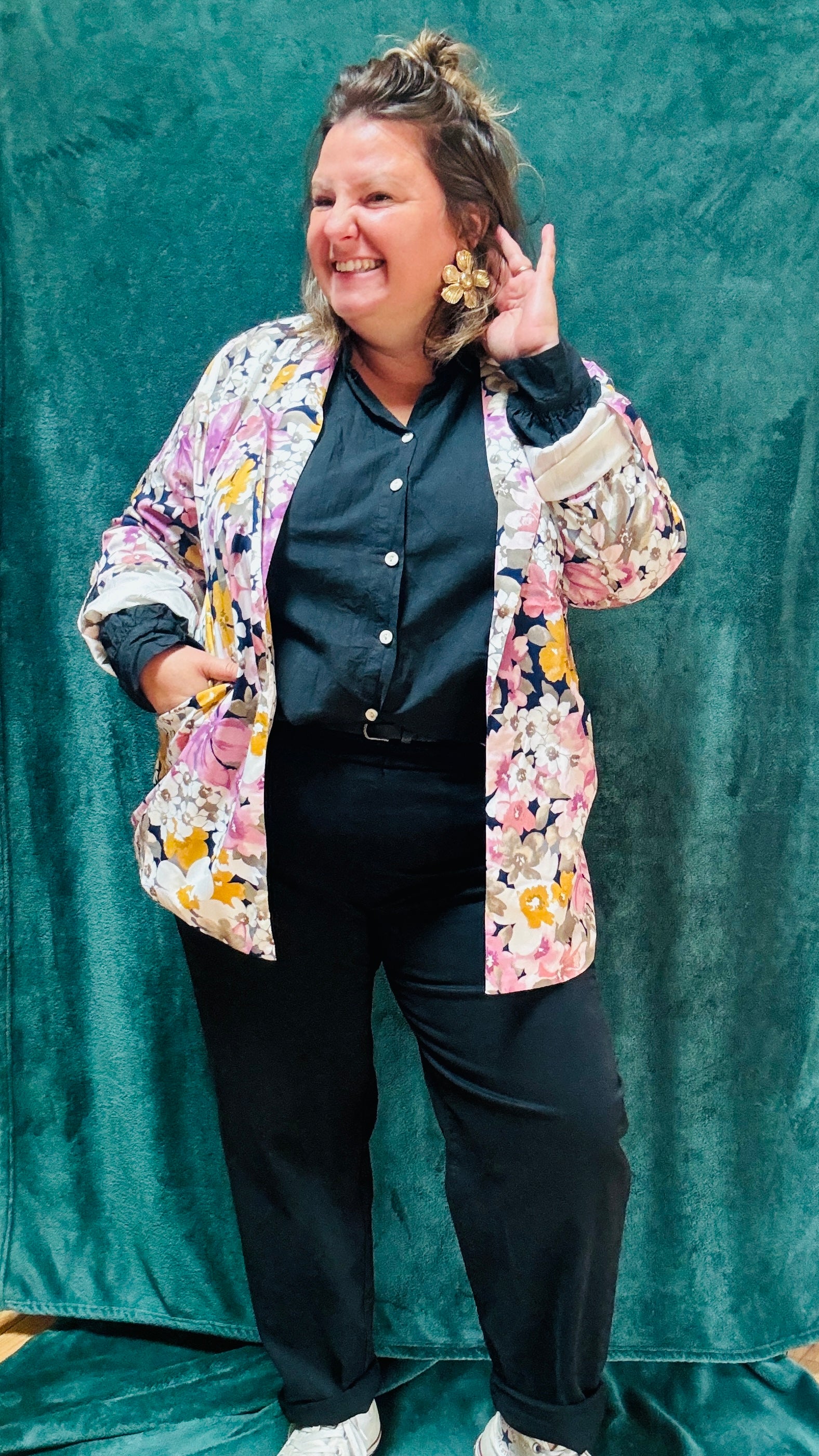 Ce blazer grande taille à motifs fleuris bleu marine et rose colorés est la pièce qu'il vous faut pour exprimer votre personnalité et votre style avec une élégance et une touche artistique inégalée.