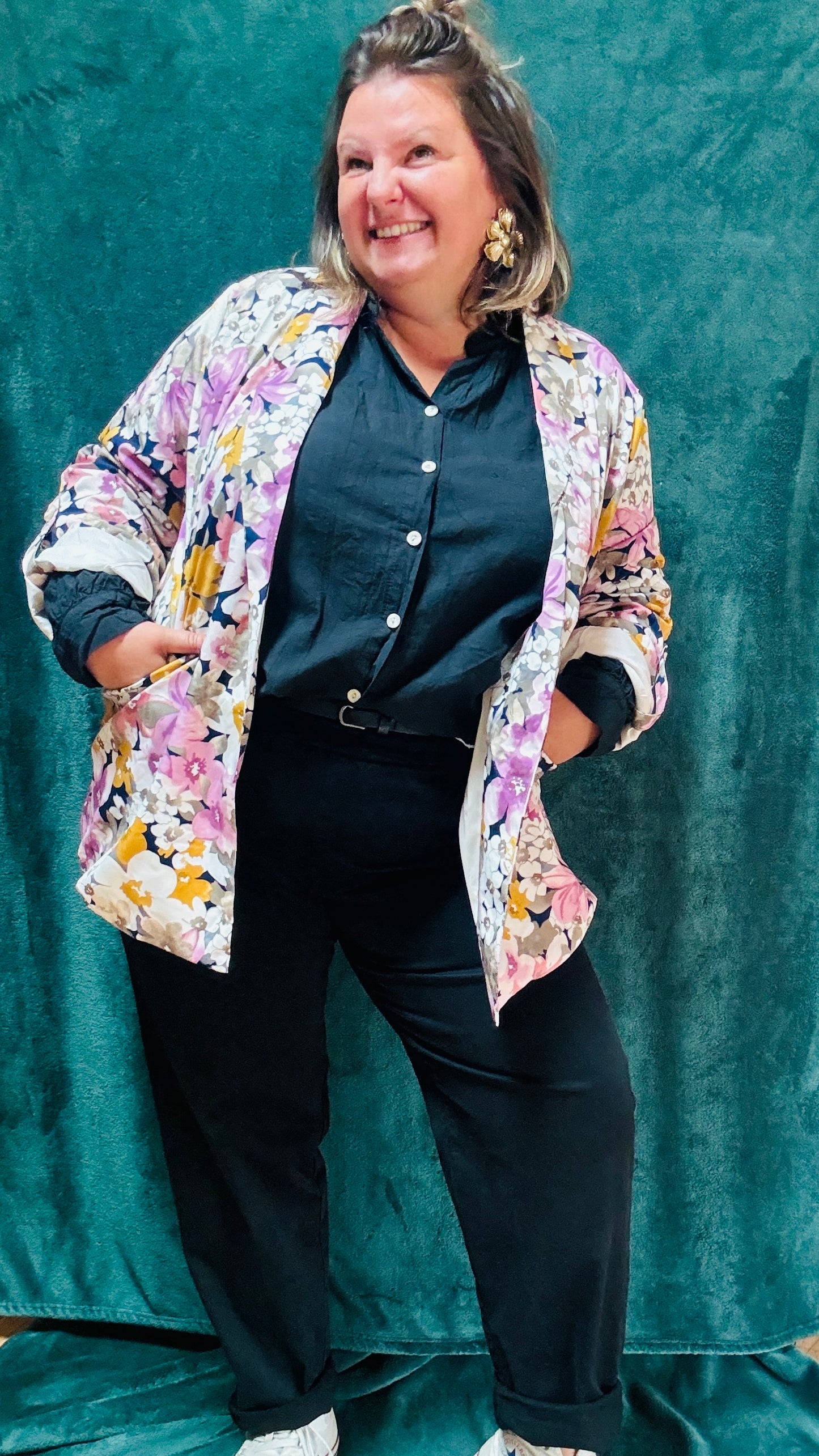 Ce blazer grande taille à motifs fleuris bleu marine et rose colorés est la pièce qu'il vous faut pour exprimer votre personnalité et votre style avec une élégance et une touche artistique inégalée.