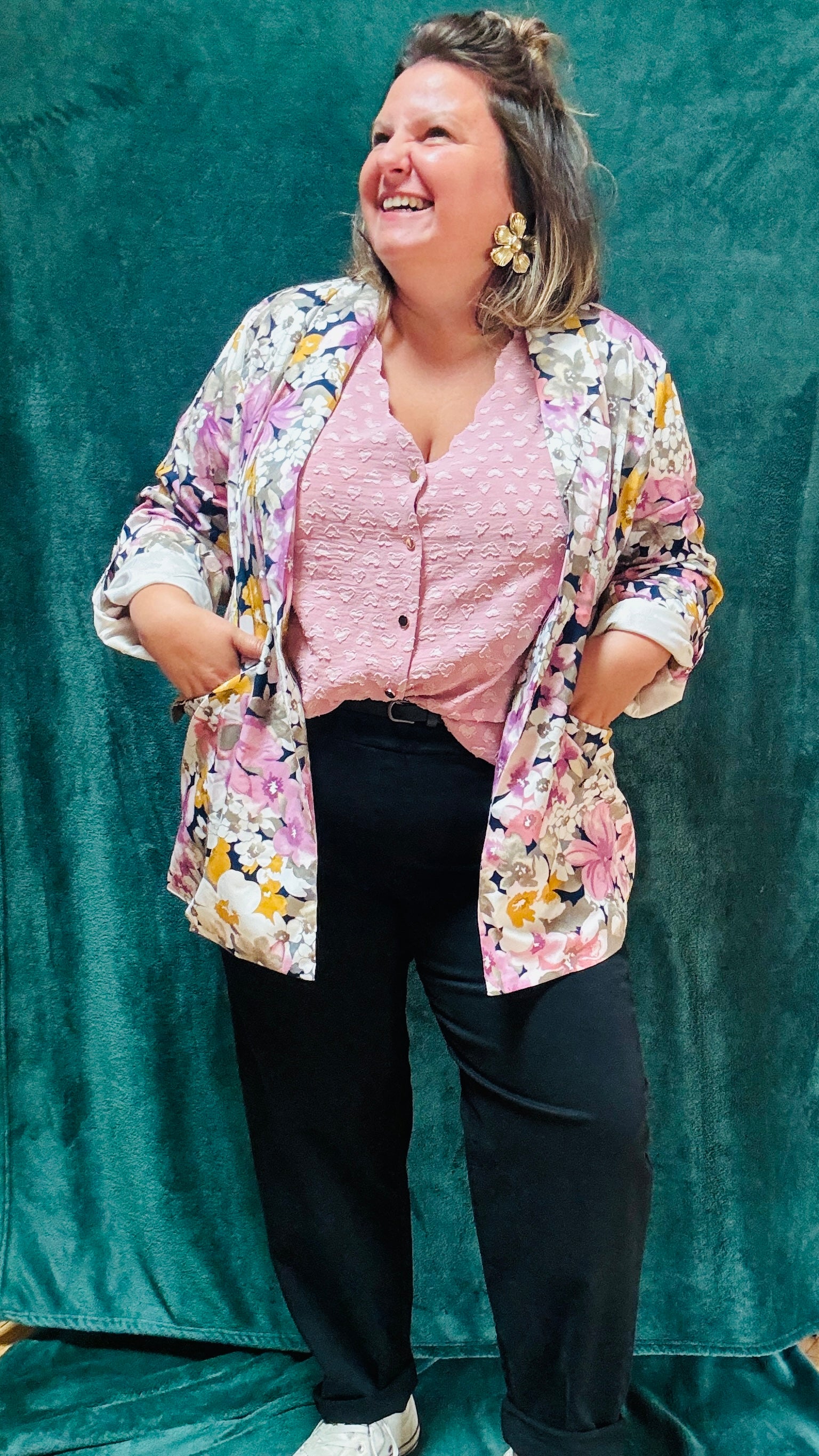 Ce blazer grande taille à motifs fleuris bleu marine et rose colorés est la pièce qu'il vous faut pour exprimer votre personnalité et votre style avec une élégance et une touche artistique inégalée.