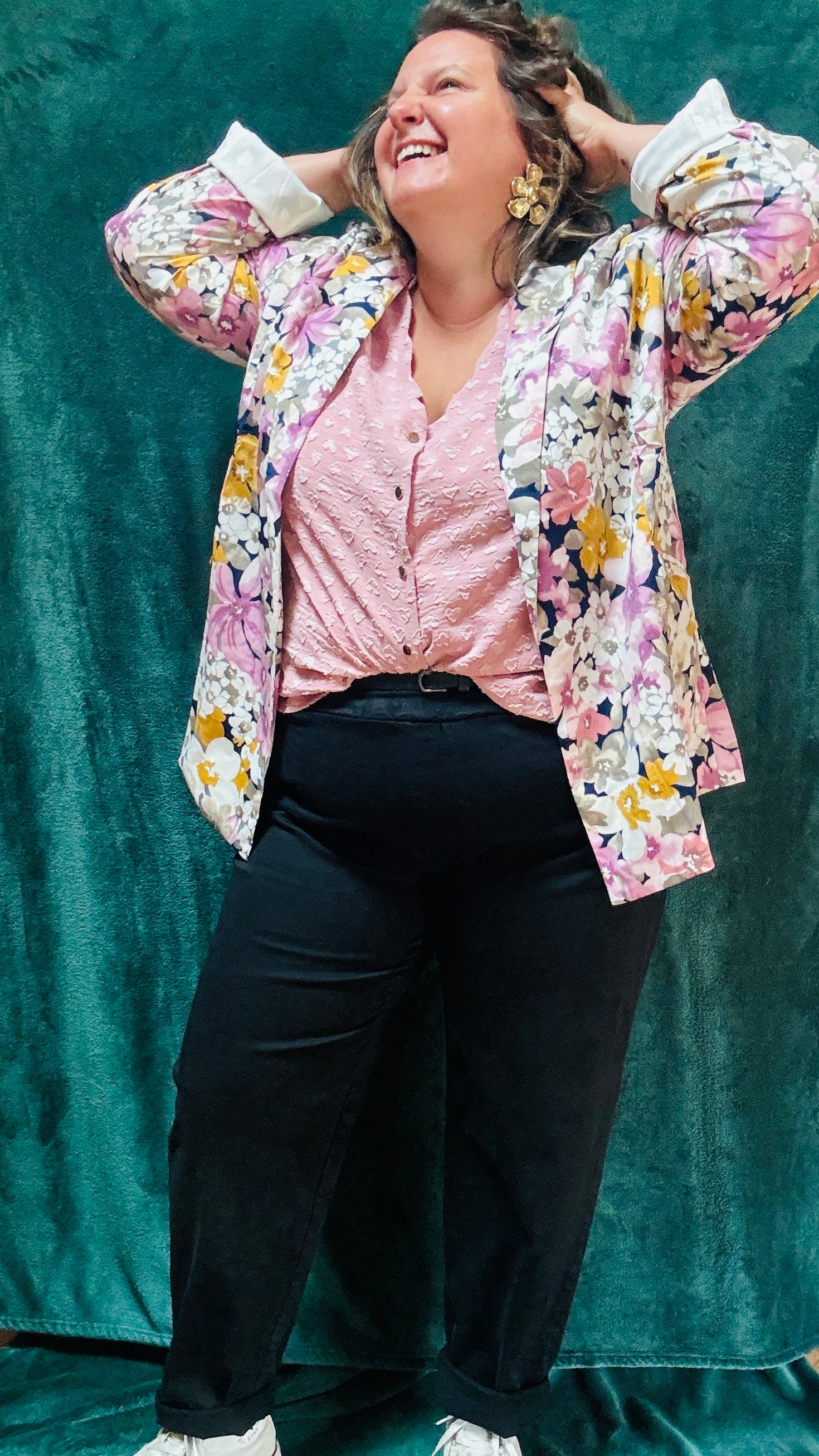 Ce blazer grande taille à motifs fleuris bleu marine et rose colorés est la pièce qu'il vous faut pour exprimer votre personnalité et votre style avec une élégance et une touche artistique inégalée.