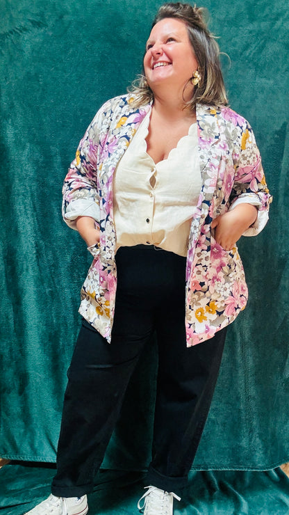 Ce blazer grande taille à motifs fleuris bleu marine et rose colorés est la pièce qu'il vous faut pour exprimer votre personnalité et votre style avec une élégance et une touche artistique inégalée.