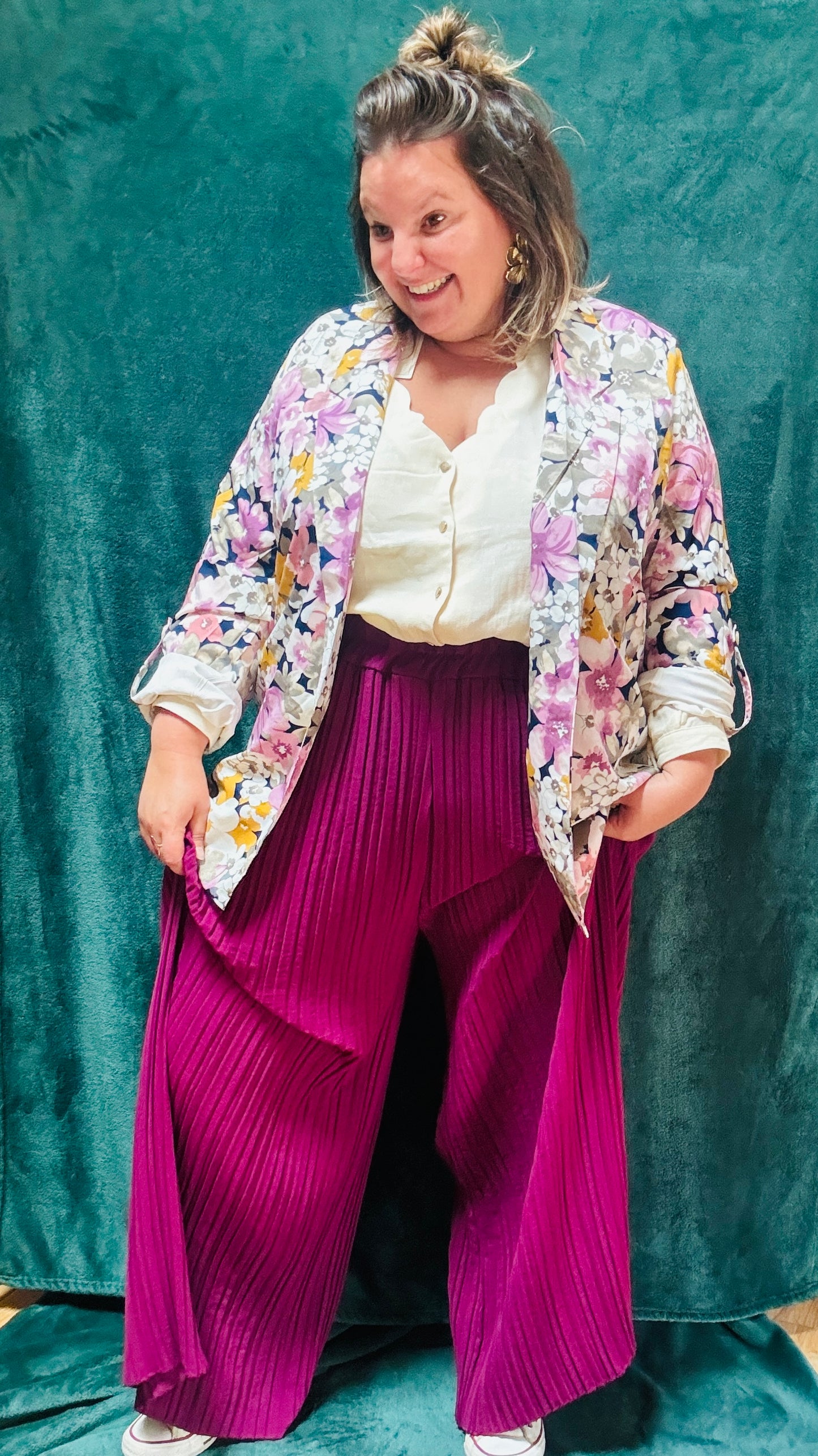 Ce blazer grande taille à motifs fleuris bleu marine et rose colorés est la pièce qu'il vous faut pour exprimer votre personnalité et votre style avec une élégance et une touche artistique inégalée.