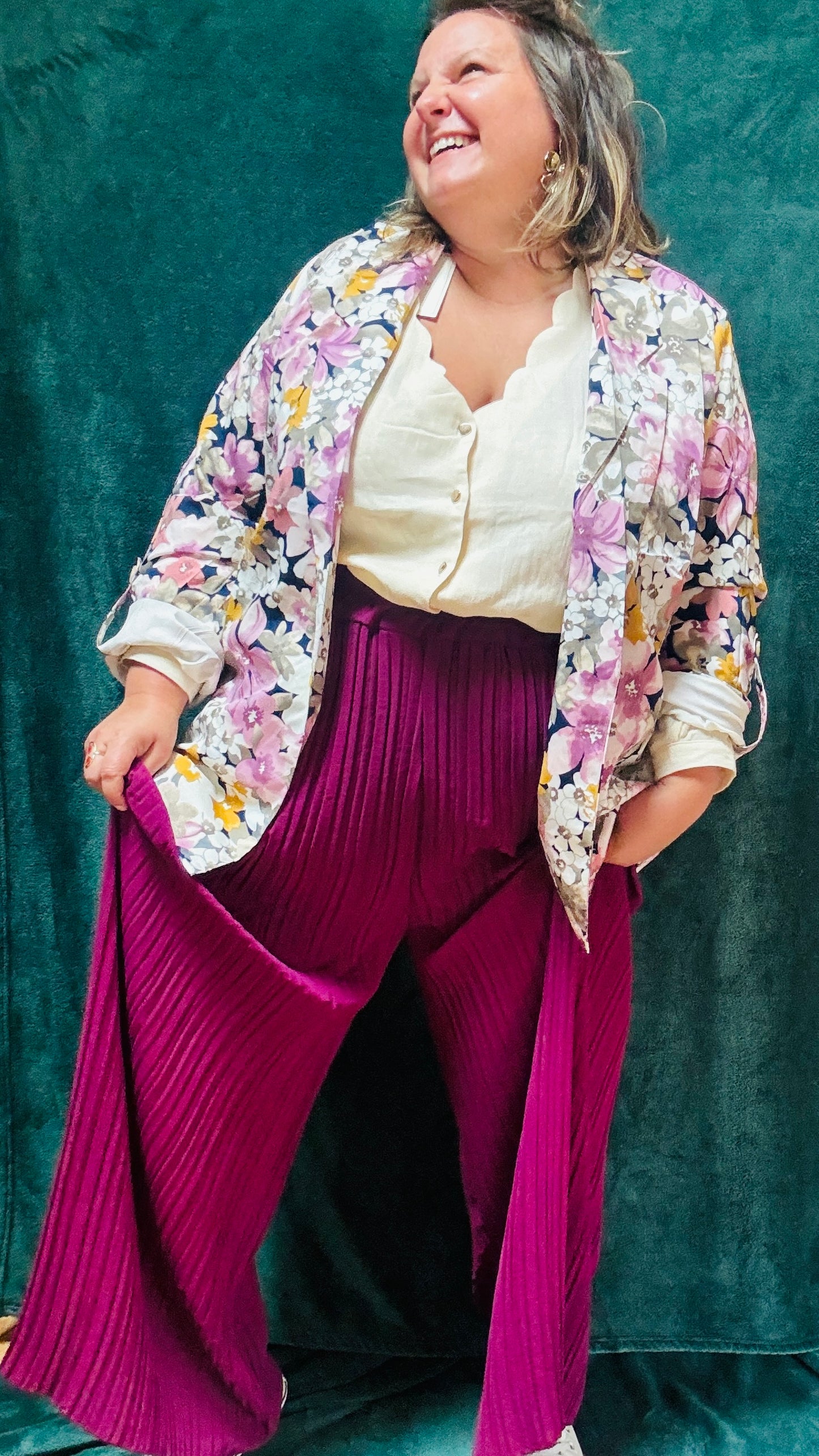 Ce blazer grande taille à motifs fleuris bleu marine et rose colorés est la pièce qu'il vous faut pour exprimer votre personnalité et votre style avec une élégance et une touche artistique inégalée.