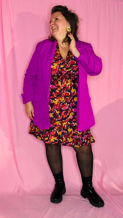 Ce blazer grande taille violet prune est un atout chic et confortable pour celles qui veulent combiner élégance et originalité au quotidien ou lors de moments spéciaux.