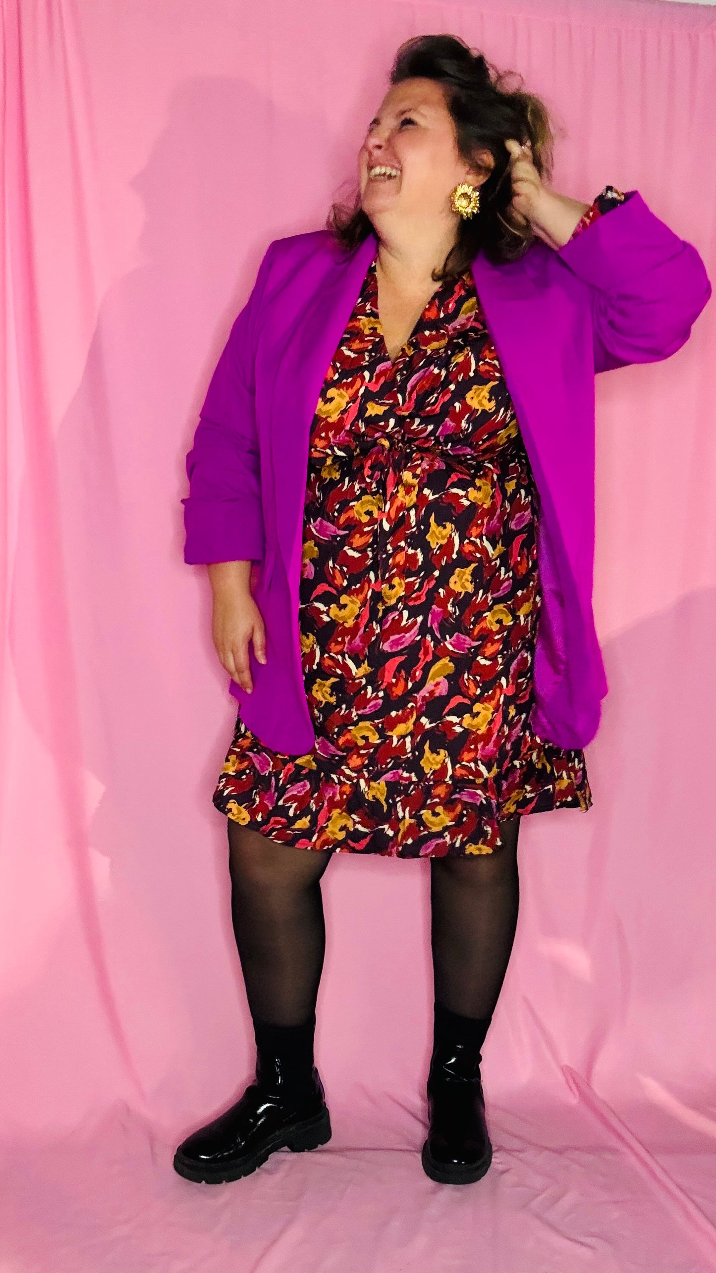 Ce blazer grande taille violet prune est un atout chic et confortable pour celles qui veulent combiner élégance et originalité au quotidien ou lors de moments spéciaux.