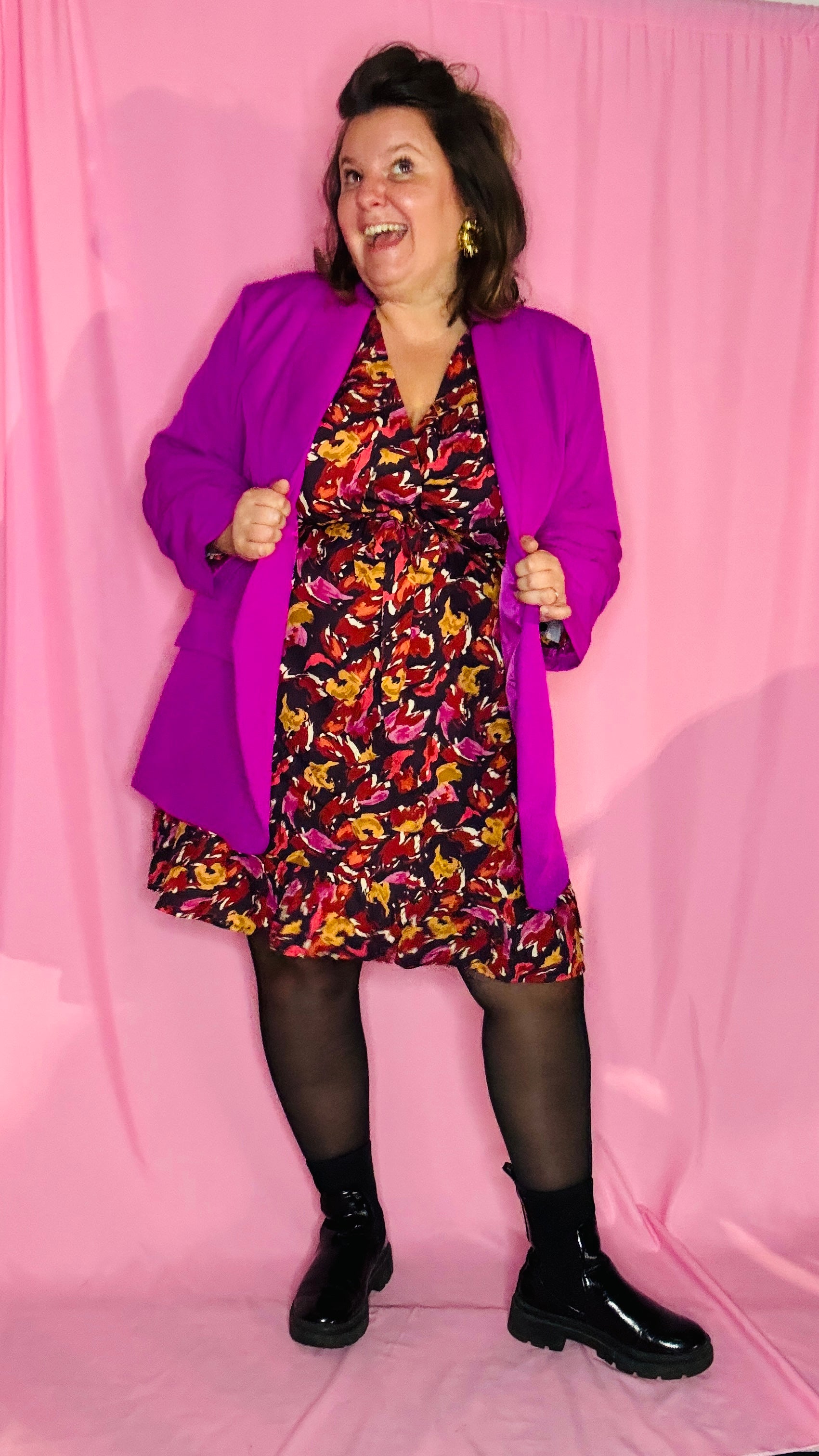 Ce blazer grande taille violet prune est un atout chic et confortable pour celles qui veulent combiner élégance et originalité au quotidien ou lors de moments spéciaux.